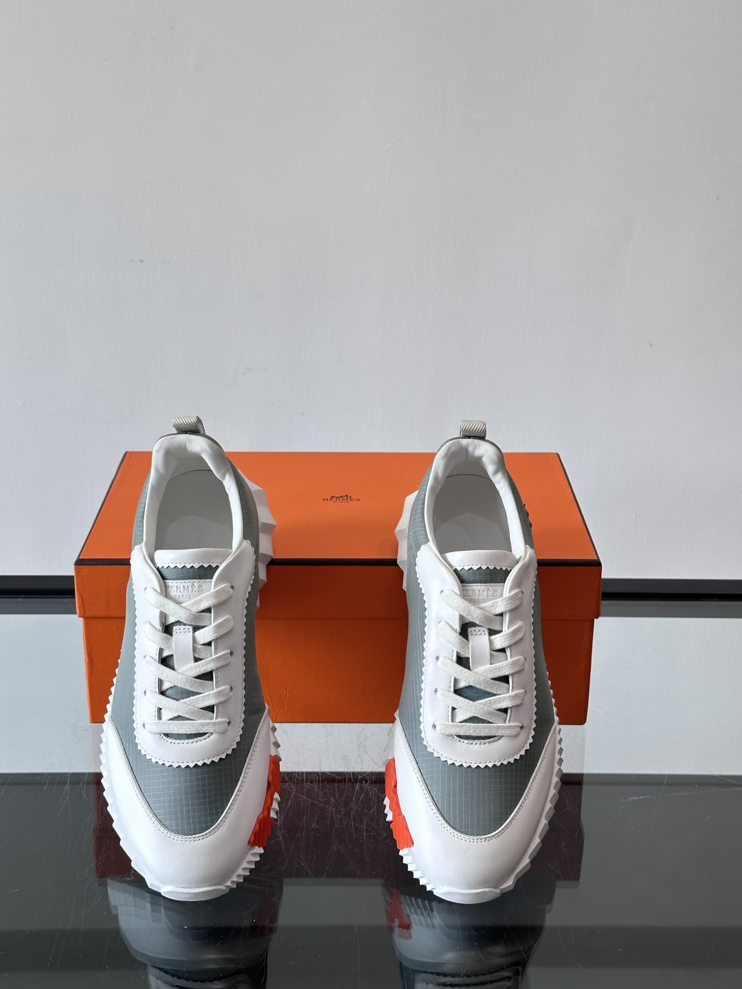 爱马仕Bouncing系列运动鞋🏋️，鞋侧橙色“H”超吸睛！鞋面是小牛皮+科技网布拼接，轻盈又有支撑力，