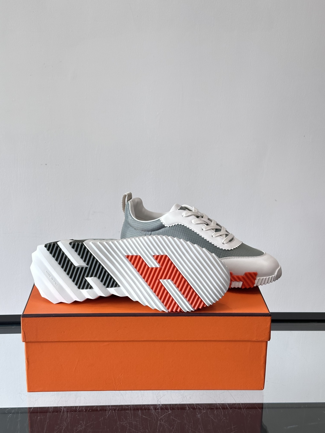 爱马仕Bouncing系列运动鞋🏋️，鞋侧橙色“H”超吸睛！鞋面是小牛皮+科技网布拼接，轻盈又有支撑力，