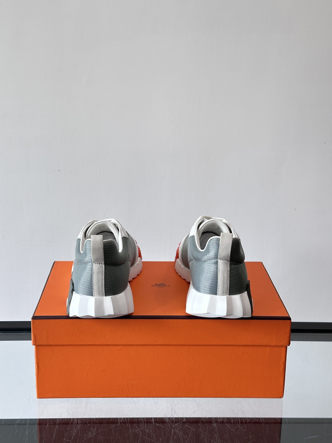 爱马仕Bouncing系列运动鞋🏋️，鞋侧橙色“H”超吸睛！鞋面是小牛皮+科技网布拼接，轻盈又有支撑力，