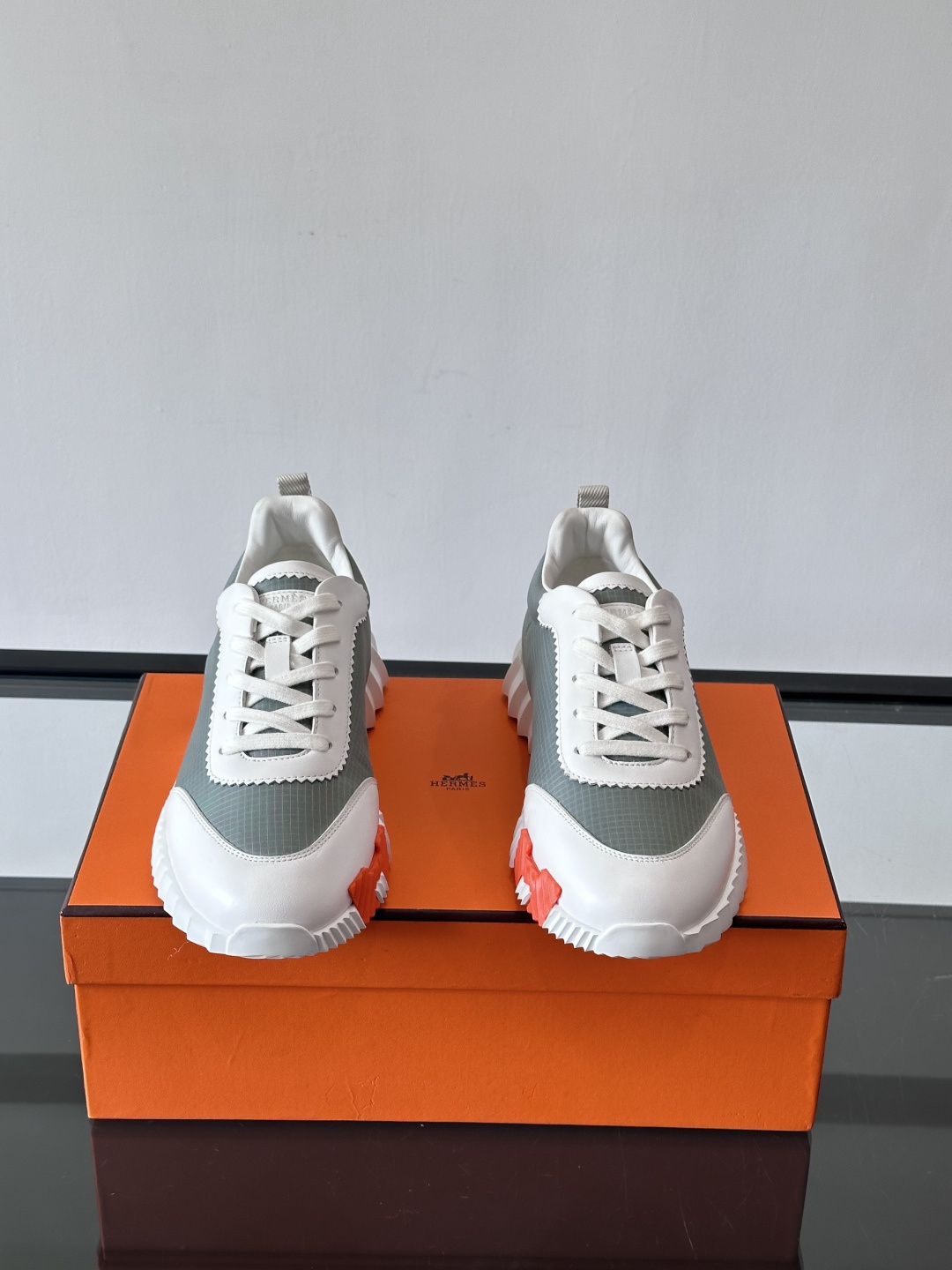 爱马仕Bouncing系列运动鞋🏋️，鞋侧橙色“H”超吸睛！鞋面是小牛皮+科技网布拼接，轻盈又有支撑力，