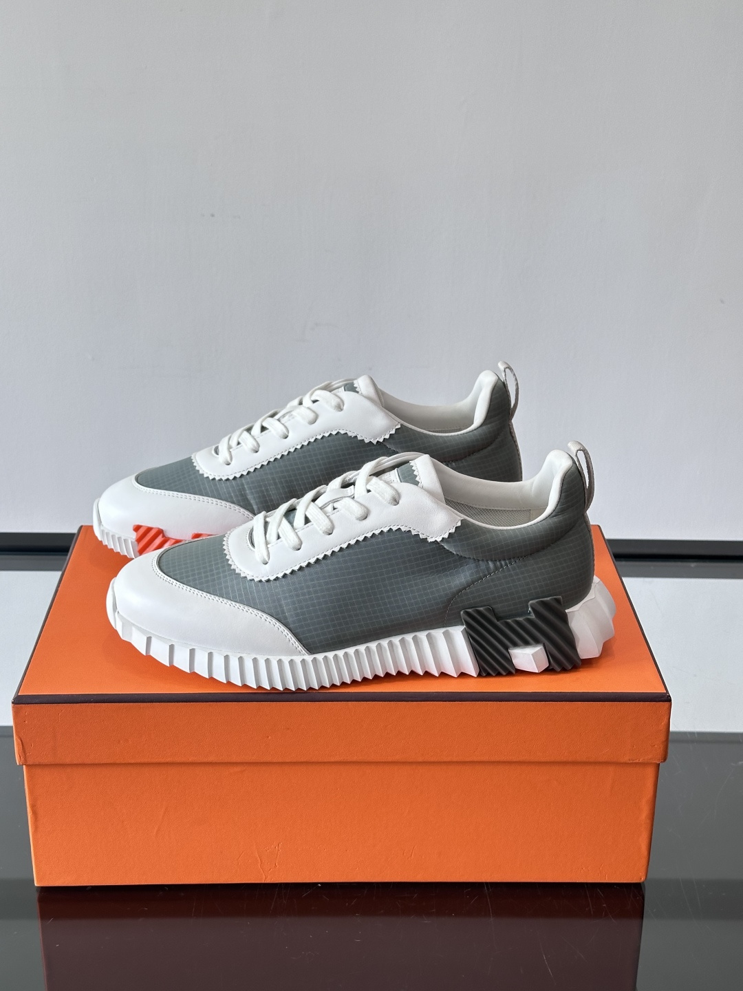 爱马仕Bouncing系列运动鞋🏋️，鞋侧橙色“H”超吸睛！鞋面是小牛皮+科技网布拼接，轻盈又有支撑力，