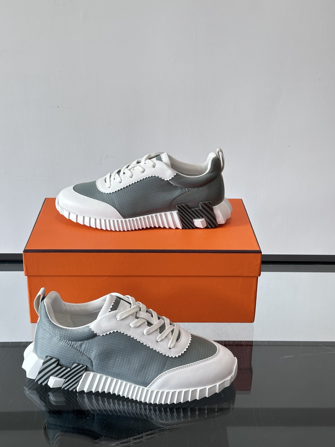 爱马仕Bouncing系列运动鞋🏋️，鞋侧橙色“H”超吸睛！鞋面是小牛皮+科技网布拼接，轻盈又有支撑力，