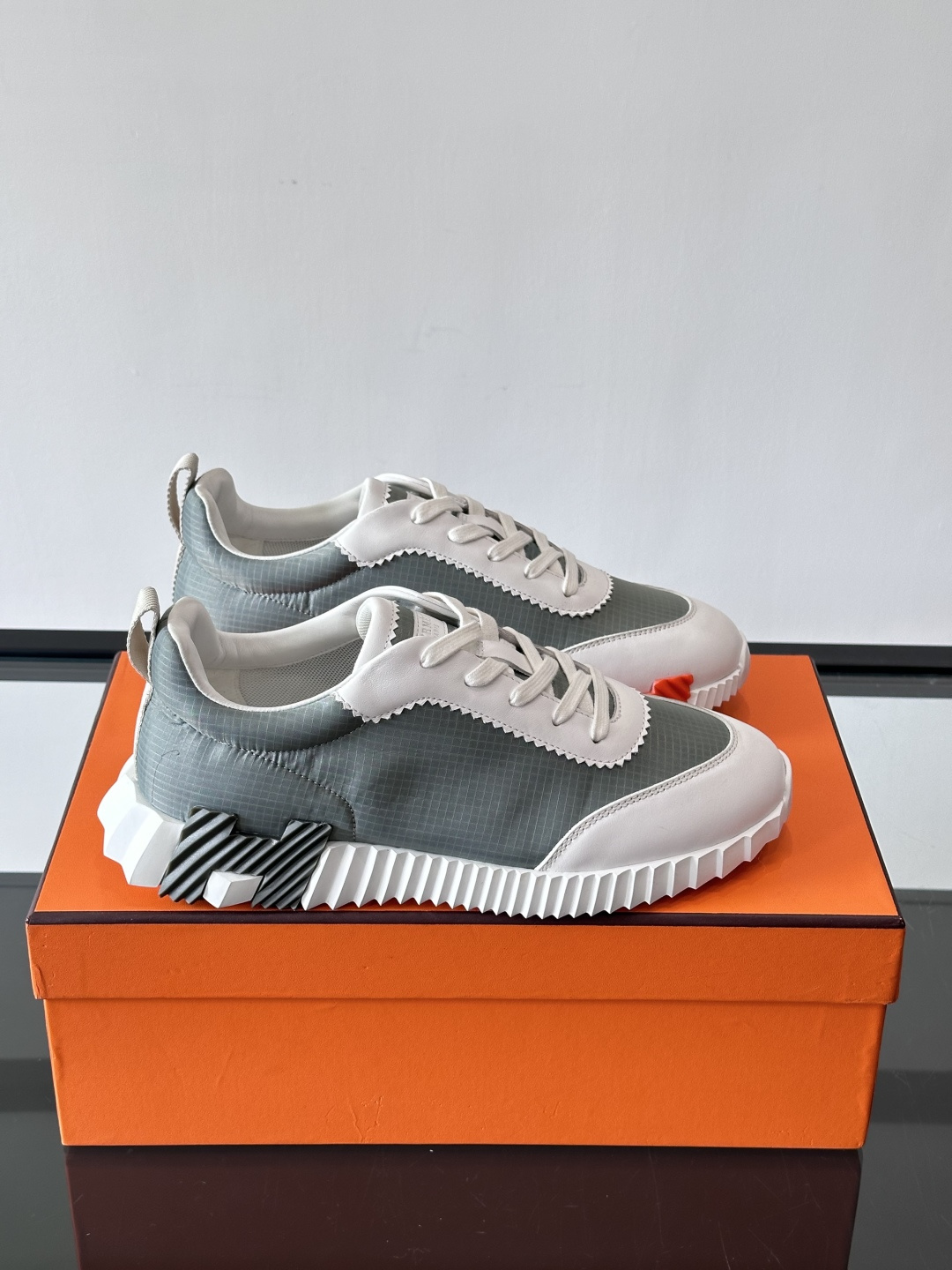 爱马仕Bouncing系列运动鞋🏋️，鞋侧橙色“H”超吸睛！鞋面是小牛皮+科技网布拼接，轻盈又有支撑力，