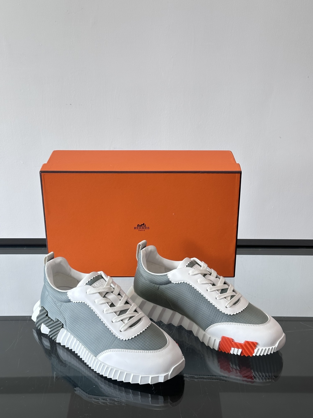 爱马仕Bouncing系列运动鞋🏋️，鞋侧橙色“H”超吸睛！鞋面是小牛皮+科技网布拼接，轻盈又有支撑力，