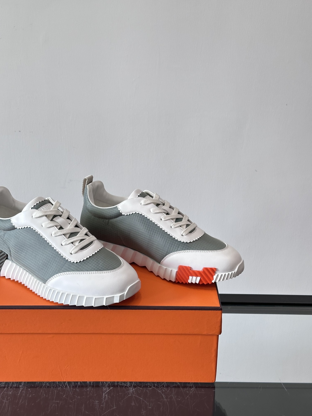 爱马仕Bouncing系列运动鞋🏋️，鞋侧橙色“H”超吸睛！鞋面是小牛皮+科技网布拼接，轻盈又有支撑力，