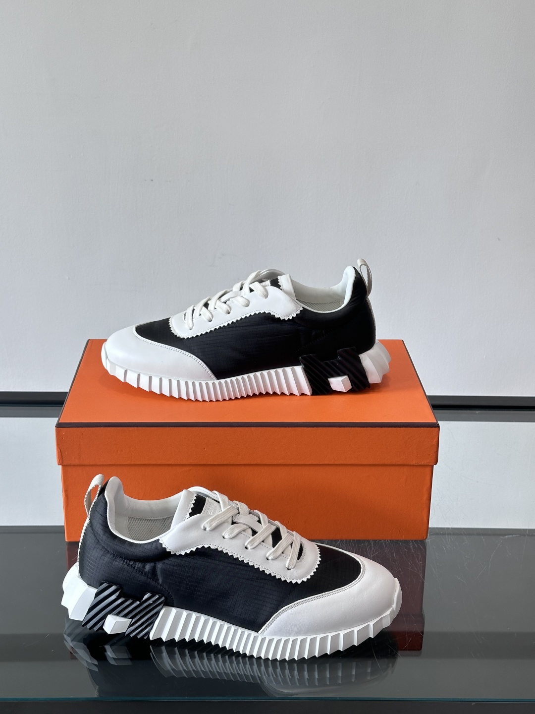 爱马仕Bouncing系列运动鞋🏋️，鞋侧橙色“H”超吸睛！鞋面是小牛皮+科技网布拼接，轻盈又有支撑力，