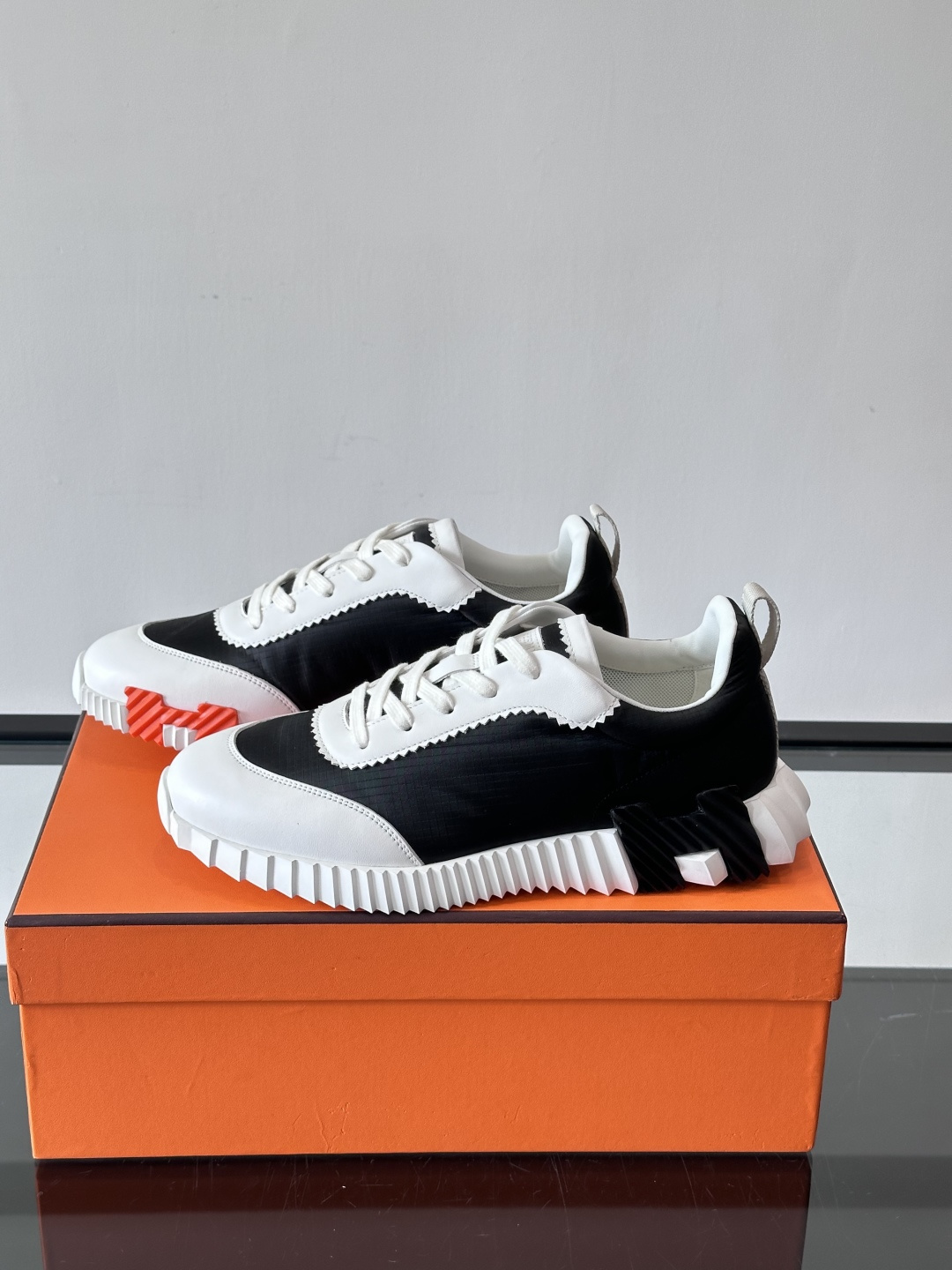 爱马仕Bouncing系列运动鞋🏋️，鞋侧橙色“H”超吸睛！鞋面是小牛皮+科技网布拼接，轻盈又有支撑力，