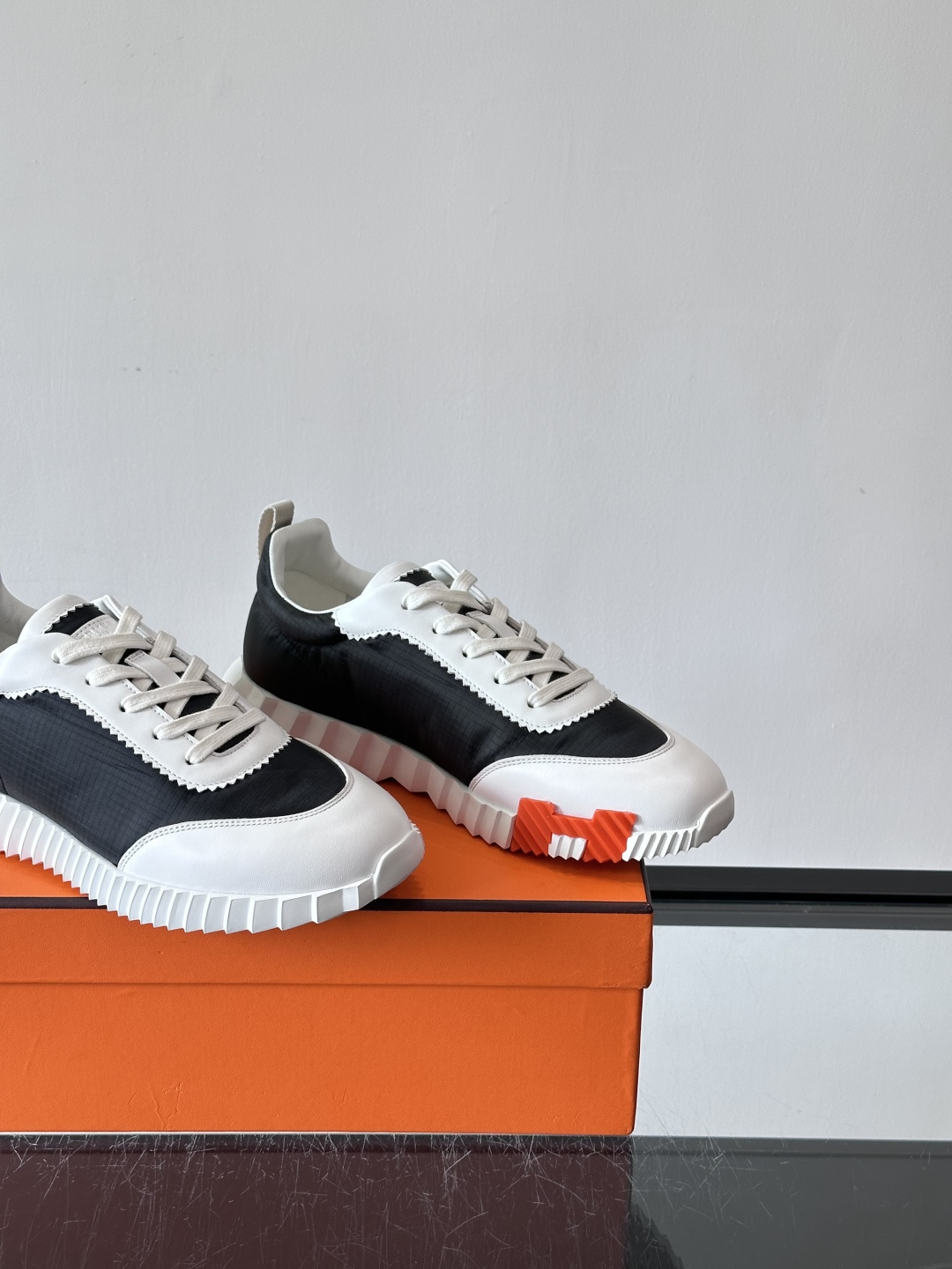 爱马仕Bouncing系列运动鞋🏋️，鞋侧橙色“H”超吸睛！鞋面是小牛皮+科技网布拼接，轻盈又有支撑力，