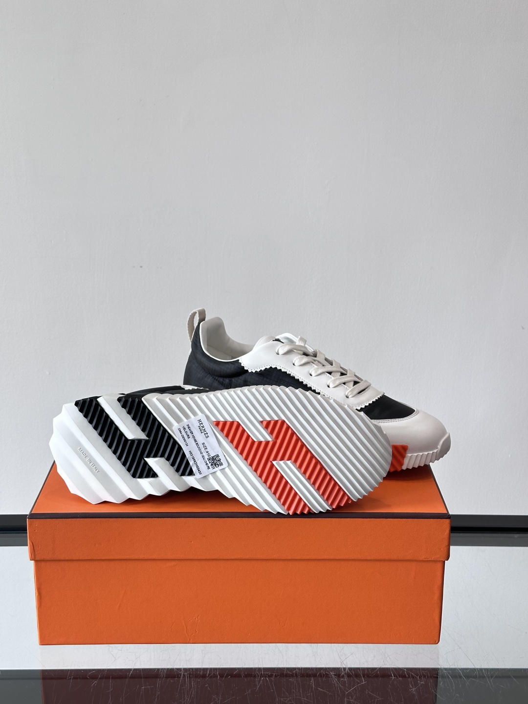 爱马仕Bouncing系列运动鞋🏋️，鞋侧橙色“H”超吸睛！鞋面是小牛皮+科技网布拼接，轻盈又有支撑力，