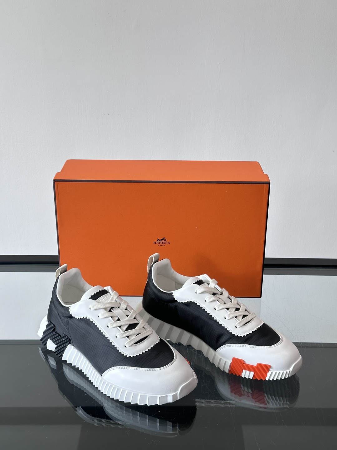 爱马仕Bouncing系列运动鞋🏋️，鞋侧橙色“H”超吸睛！鞋面是小牛皮+科技网布拼接，轻盈又有支撑力，