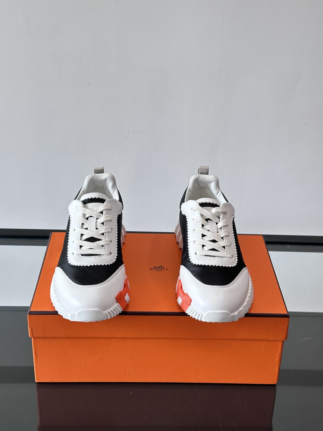 爱马仕Bouncing系列运动鞋🏋️，鞋侧橙色“H”超吸睛！鞋面是小牛皮+科技网布拼接，轻盈又有支撑力，