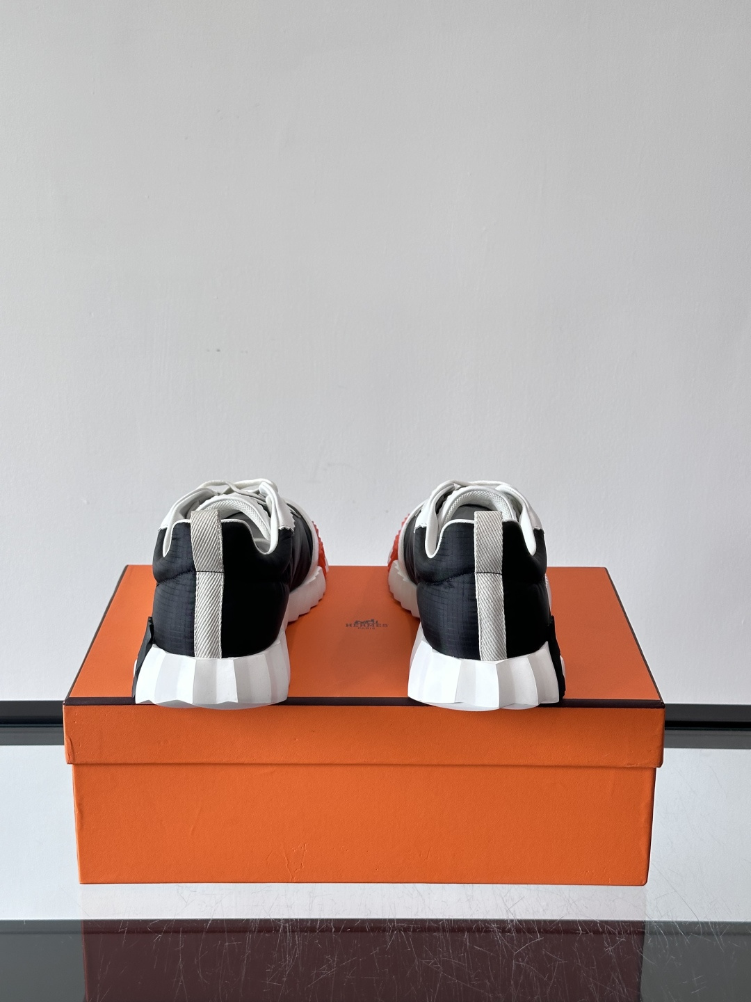 爱马仕Bouncing系列运动鞋🏋️，鞋侧橙色“H”超吸睛！鞋面是小牛皮+科技网布拼接，轻盈又有支撑力，