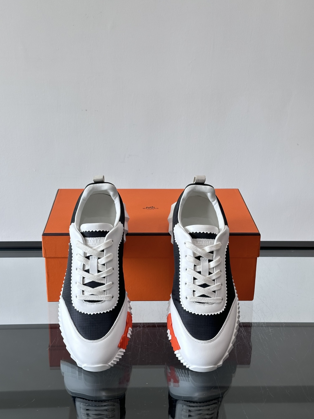 爱马仕Bouncing系列运动鞋🏋️，鞋侧橙色“H”超吸睛！鞋面是小牛皮+科技网布拼接，轻盈又有支撑力，