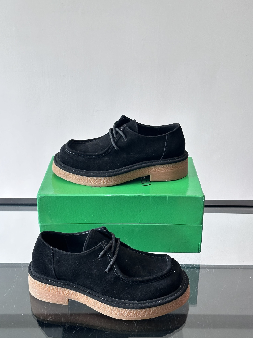 Bottega Veneta 情侣款👫德比鞋🖤采用高品质绒面革，经典编织纹理低调又有质感。橡胶鞋底耐磨防