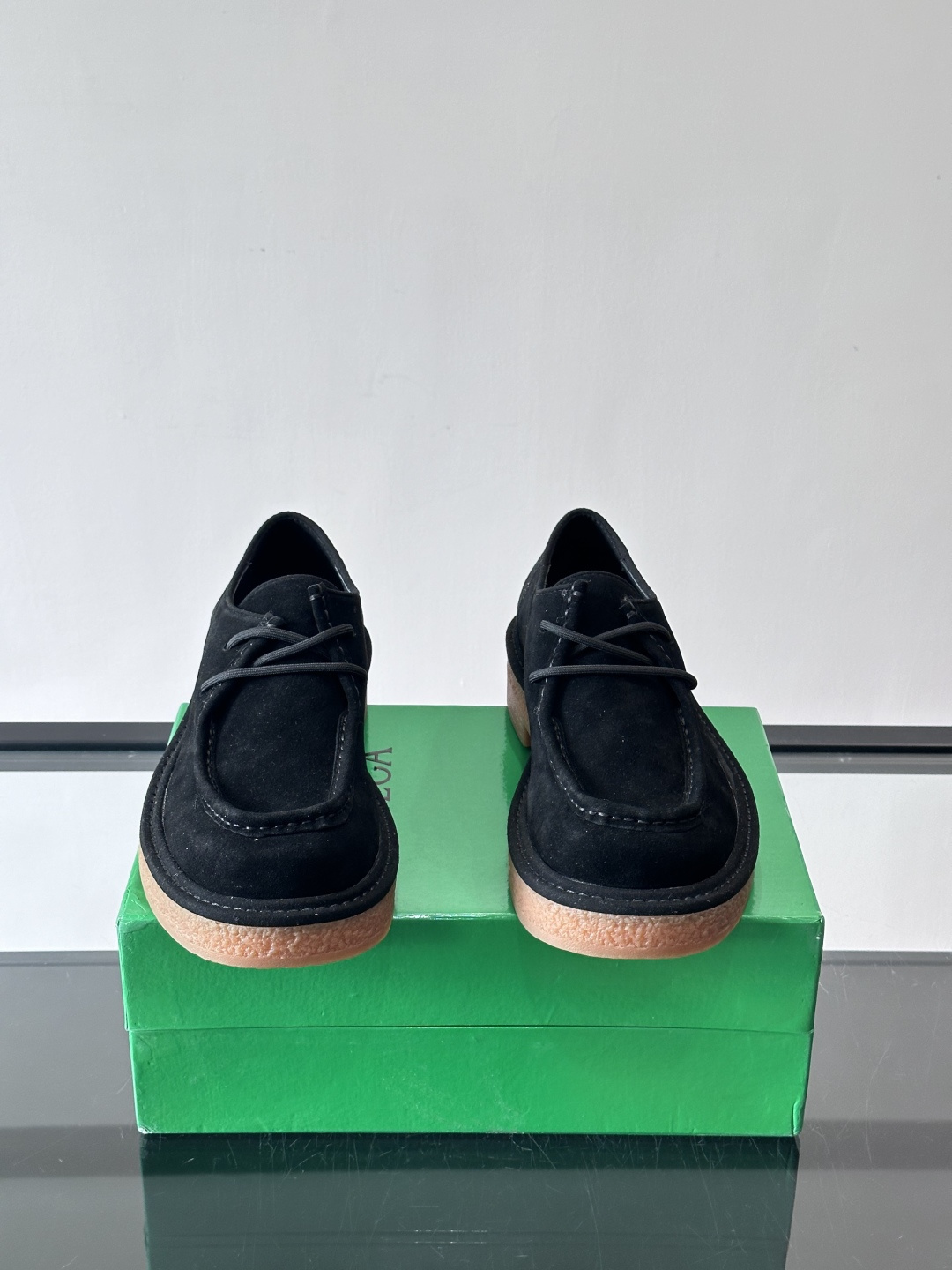 Bottega Veneta 情侣款👫德比鞋🖤采用高品质绒面革，经典编织纹理低调又有质感。橡胶鞋底耐磨防