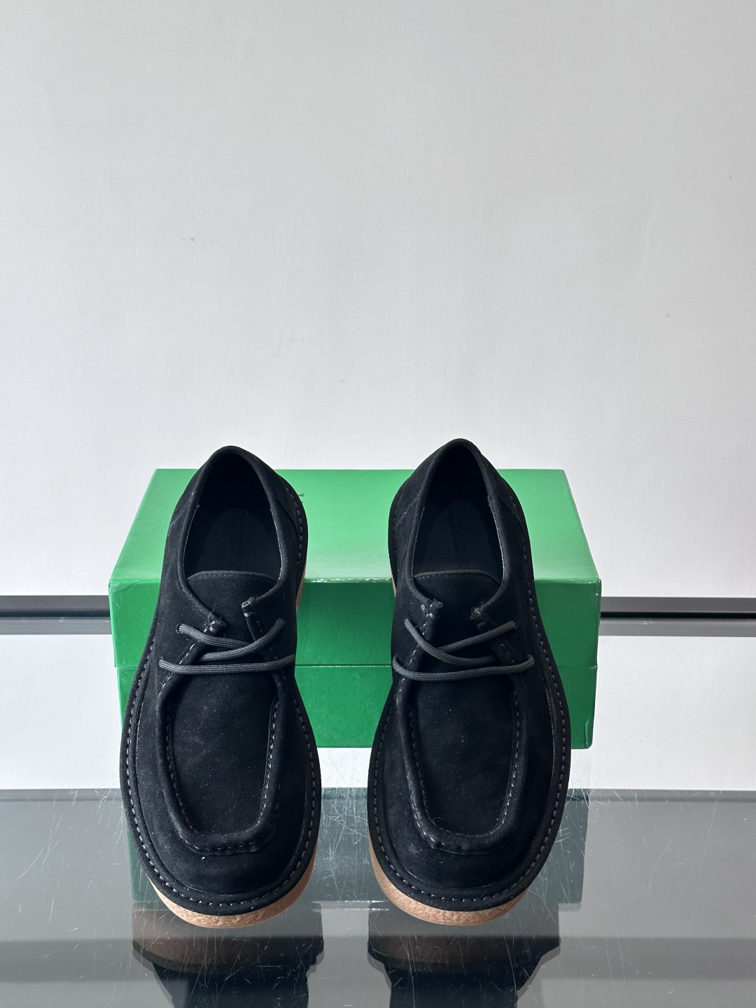 Bottega Veneta 情侣款👫德比鞋🖤采用高品质绒面革，经典编织纹理低调又有质感。橡胶鞋底耐磨防