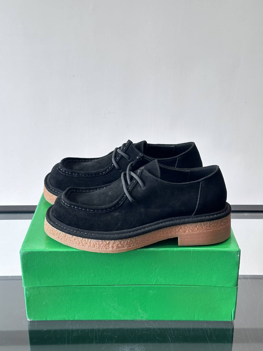 Bottega Veneta 情侣款👫德比鞋🖤采用高品质绒面革，经典编织纹理低调又有质感。橡胶鞋底耐磨防