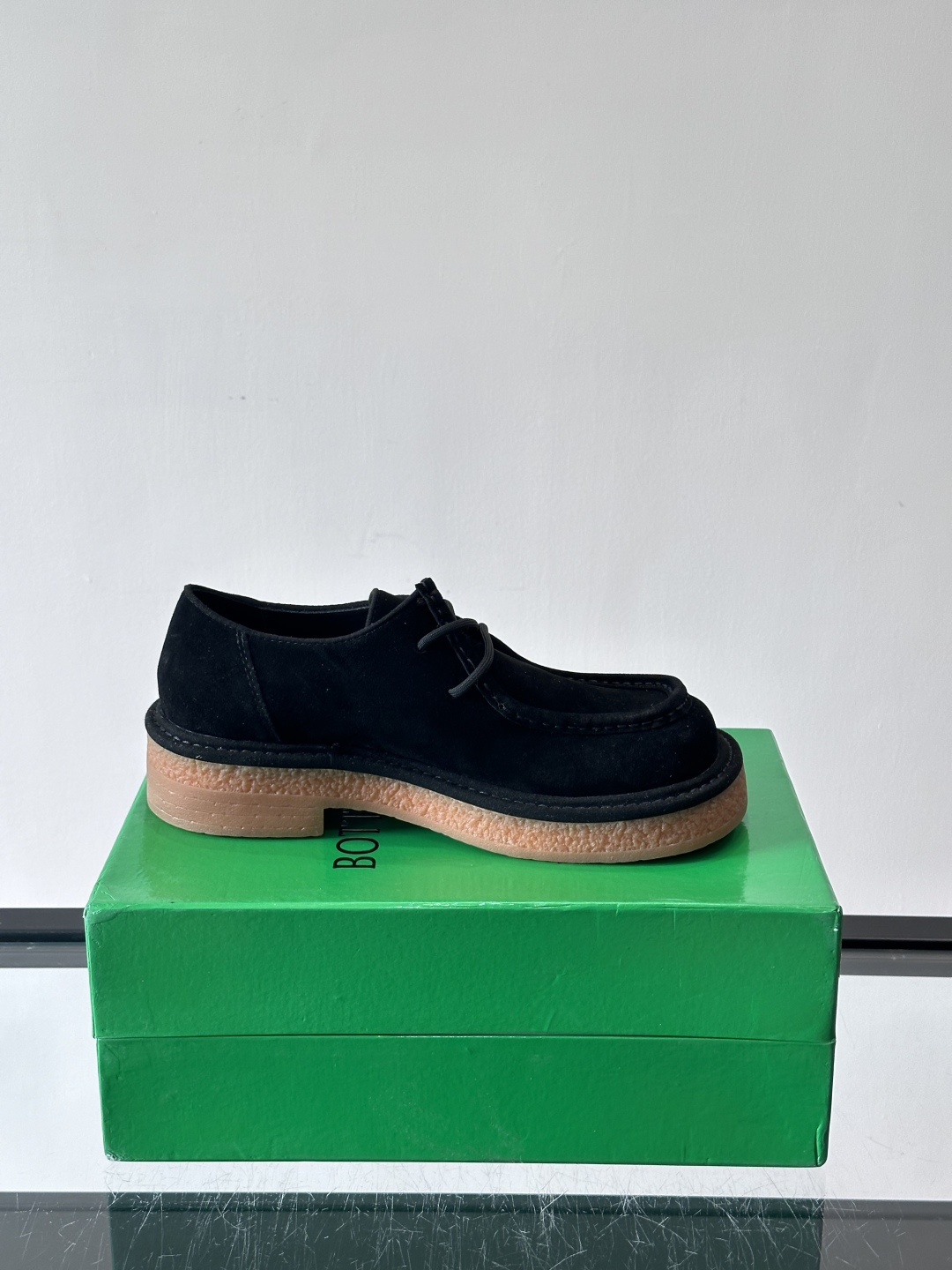 Bottega Veneta 情侣款👫德比鞋🖤采用高品质绒面革，经典编织纹理低调又有质感。橡胶鞋底耐磨防
