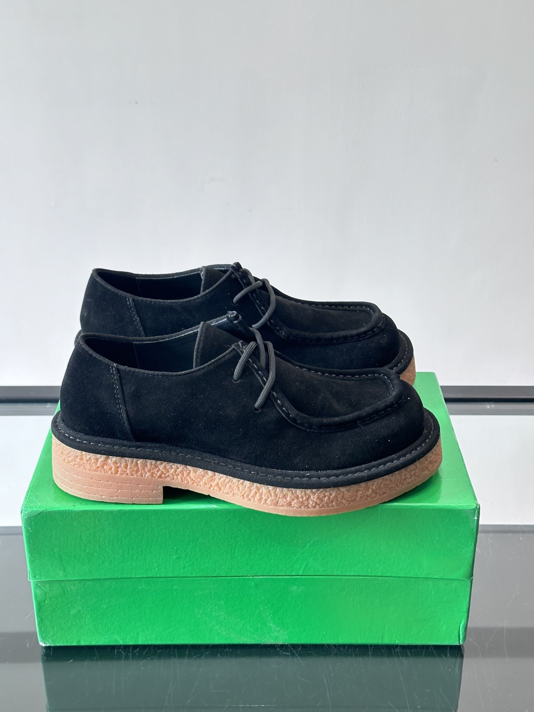 Bottega Veneta 情侣款👫德比鞋🖤采用高品质绒面革，经典编织纹理低调又有质感。橡胶鞋底耐磨防