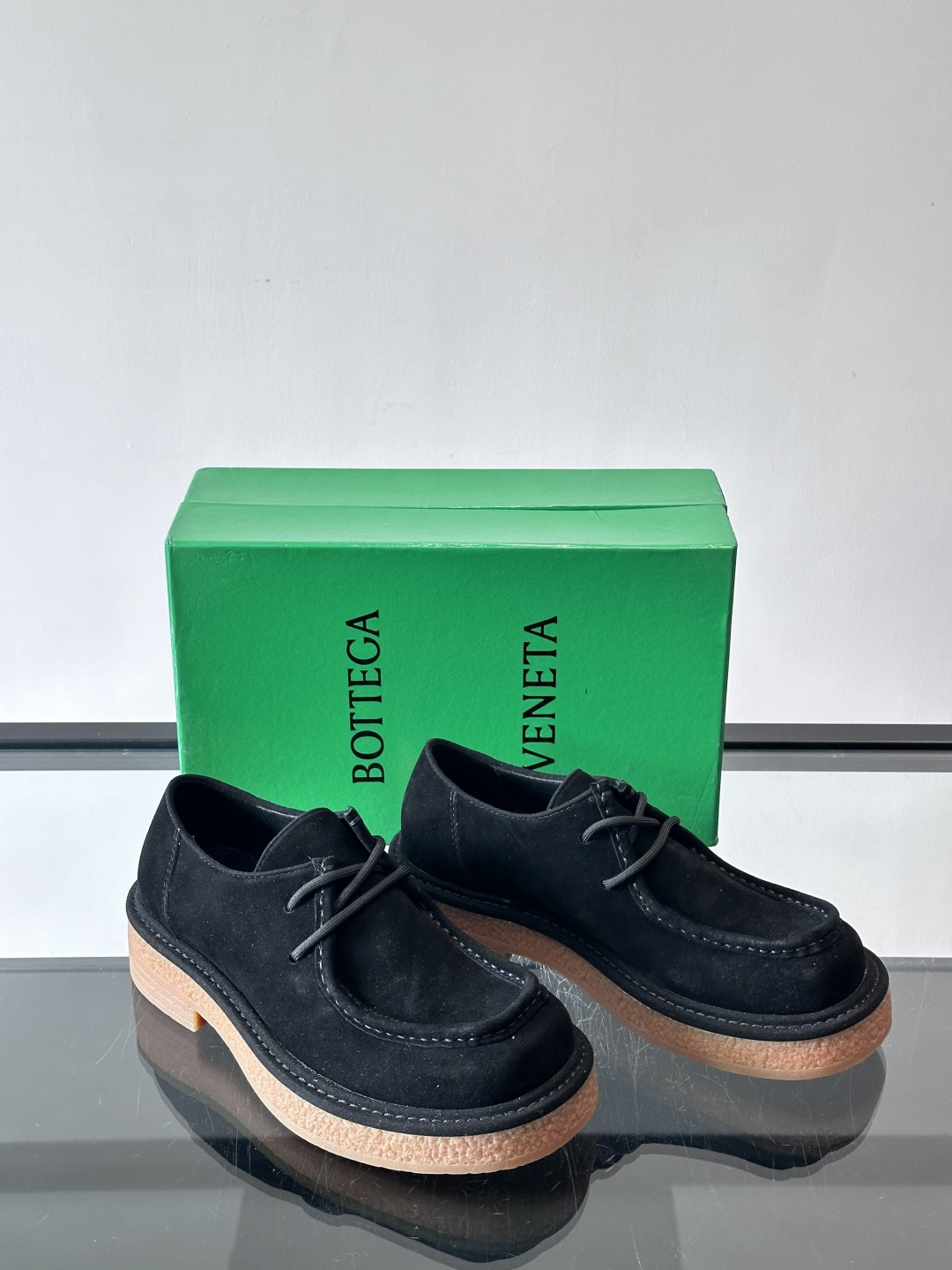 Bottega Veneta 情侣款👫德比鞋🖤采用高品质绒面革，经典编织纹理低调又有质感。橡胶鞋底耐磨防