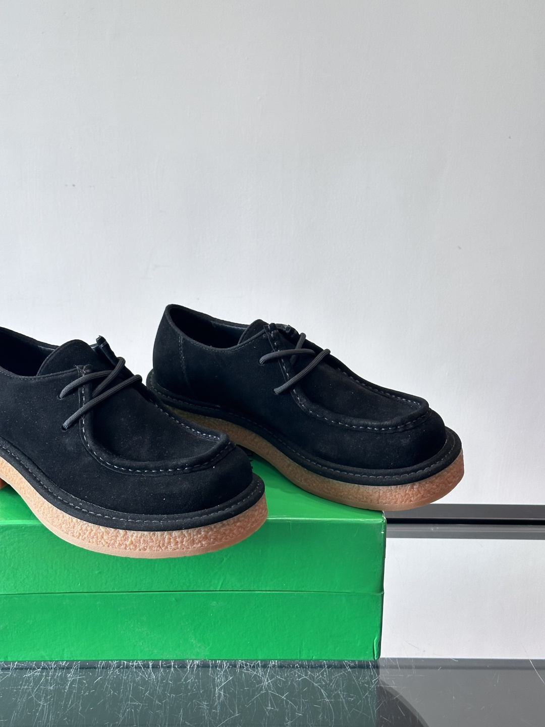 Bottega Veneta 情侣款👫德比鞋🖤采用高品质绒面革，经典编织纹理低调又有质感。橡胶鞋底耐磨防