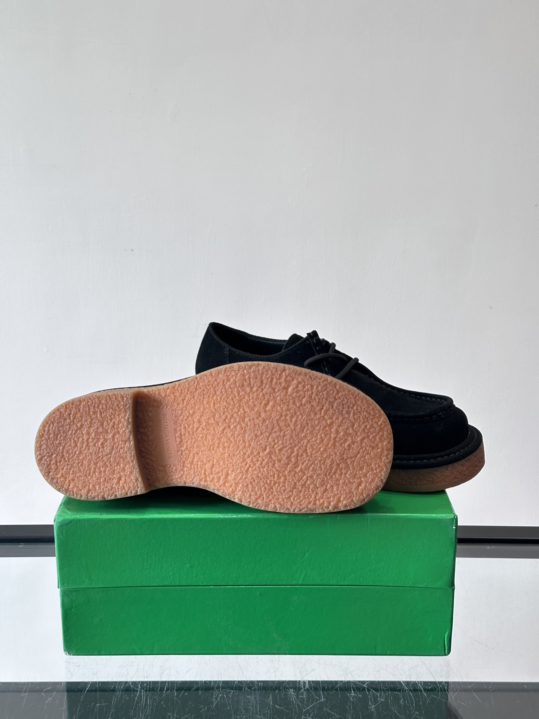 Bottega Veneta 情侣款👫德比鞋🖤采用高品质绒面革，经典编织纹理低调又有质感。橡胶鞋底耐磨防