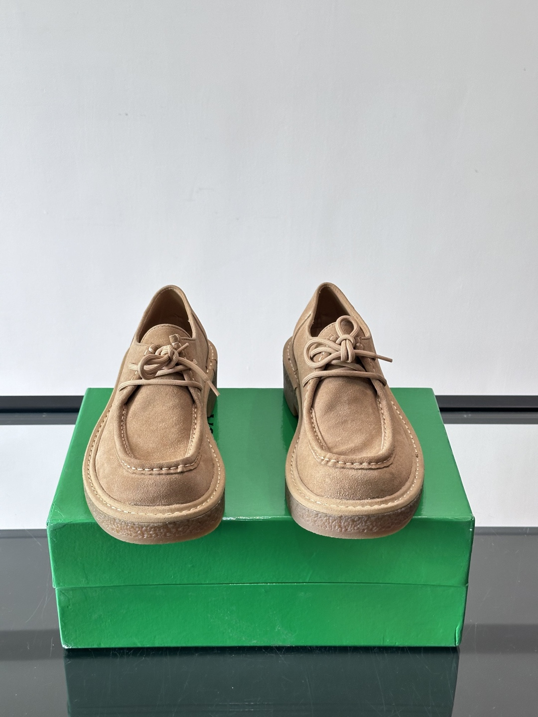 Bottega Veneta 情侣款👫德比鞋🖤采用高品质绒面革，经典编织纹理低调又有质感。橡胶鞋底耐磨防