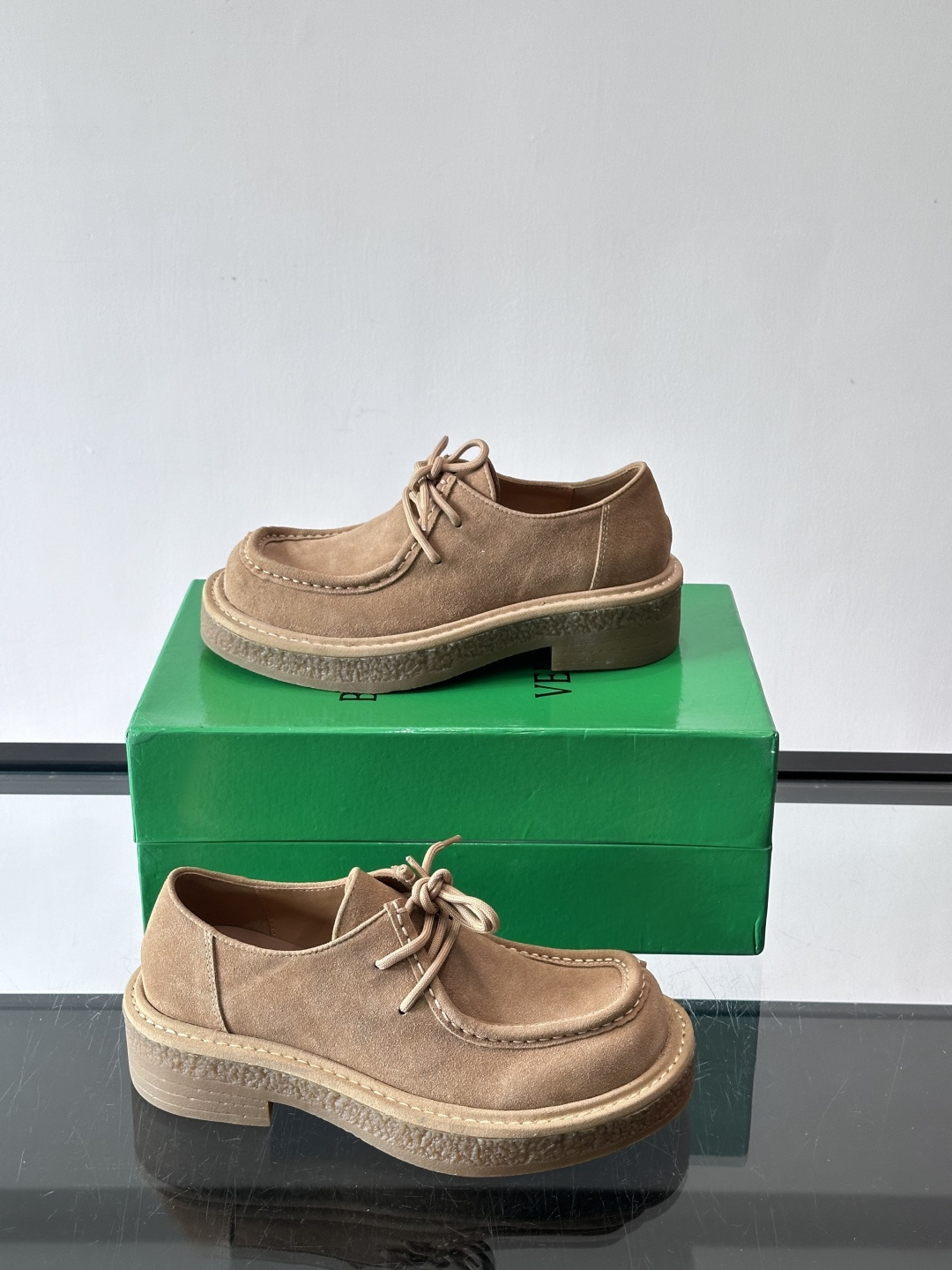 Bottega Veneta 情侣款👫德比鞋🖤采用高品质绒面革，经典编织纹理低调又有质感。橡胶鞋底耐磨防