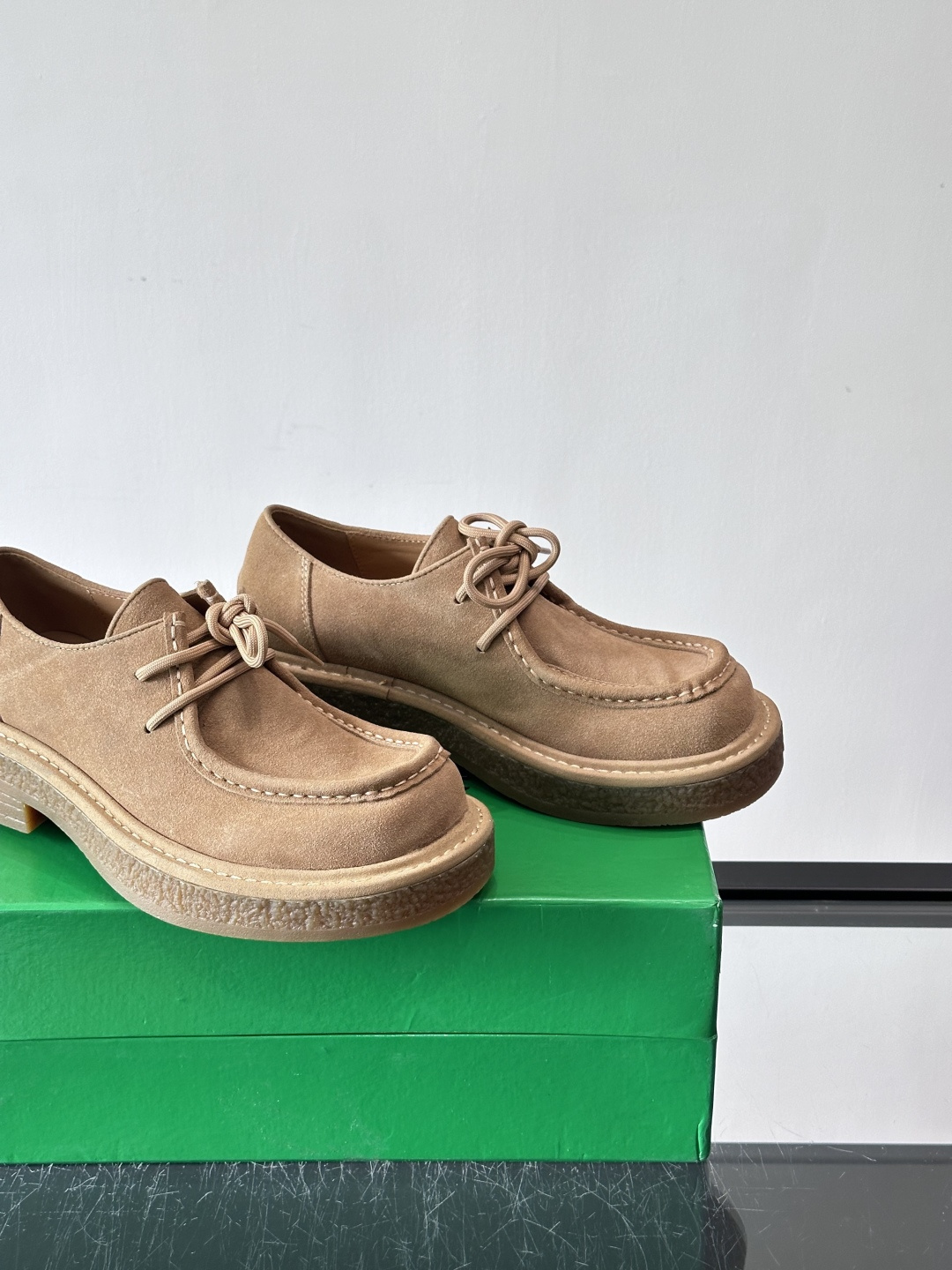 Bottega Veneta 情侣款👫德比鞋🖤采用高品质绒面革，经典编织纹理低调又有质感。橡胶鞋底耐磨防