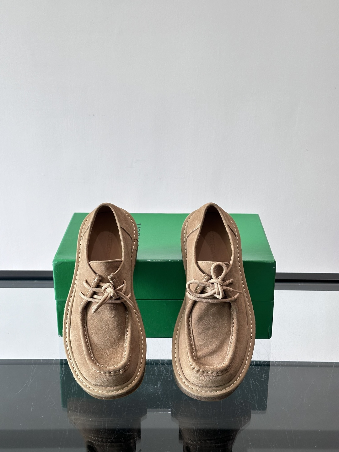 Bottega Veneta 情侣款👫德比鞋🖤采用高品质绒面革，经典编织纹理低调又有质感。橡胶鞋底耐磨防