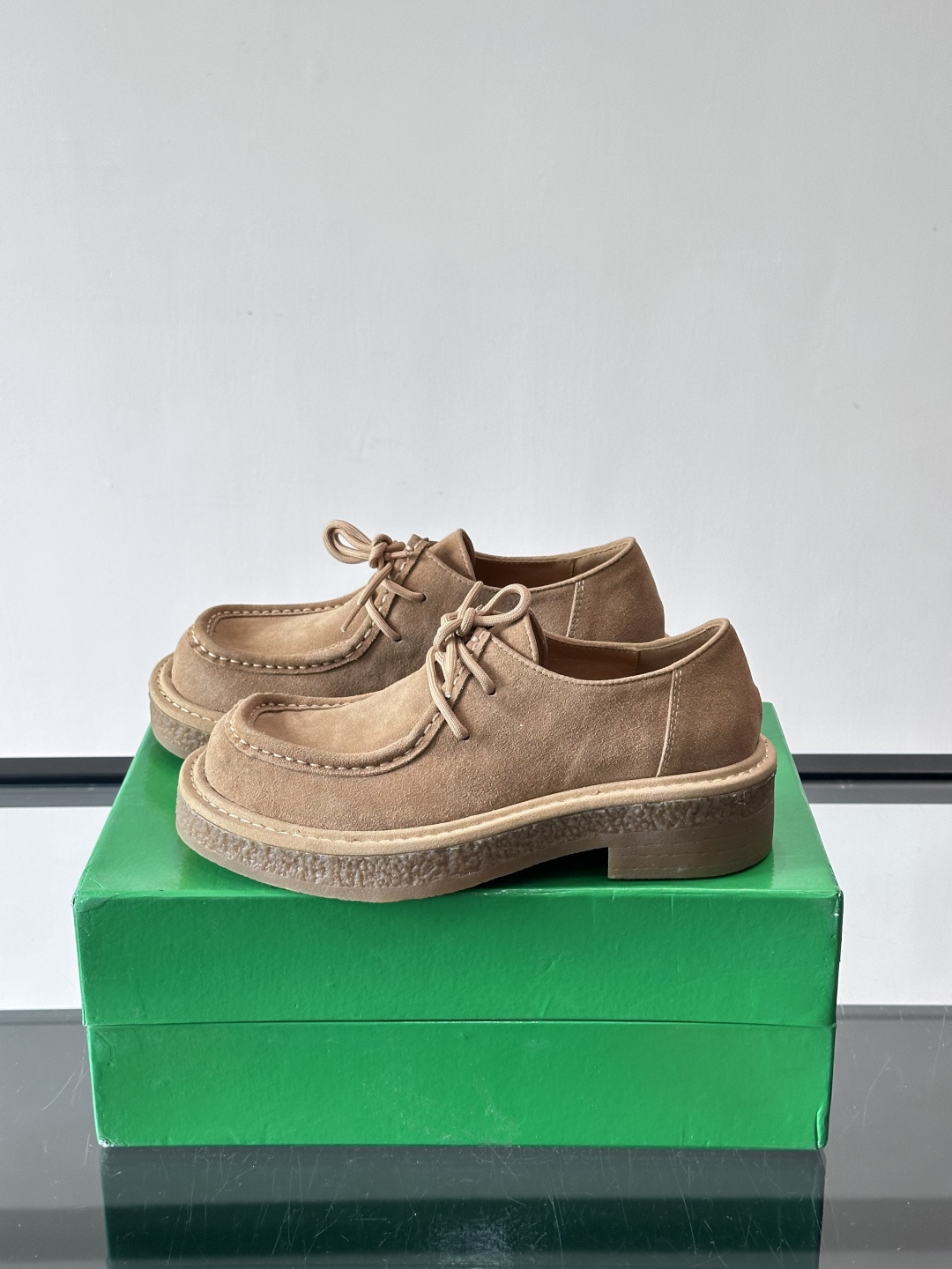 Bottega Veneta 情侣款👫德比鞋🖤采用高品质绒面革，经典编织纹理低调又有质感。橡胶鞋底耐磨防