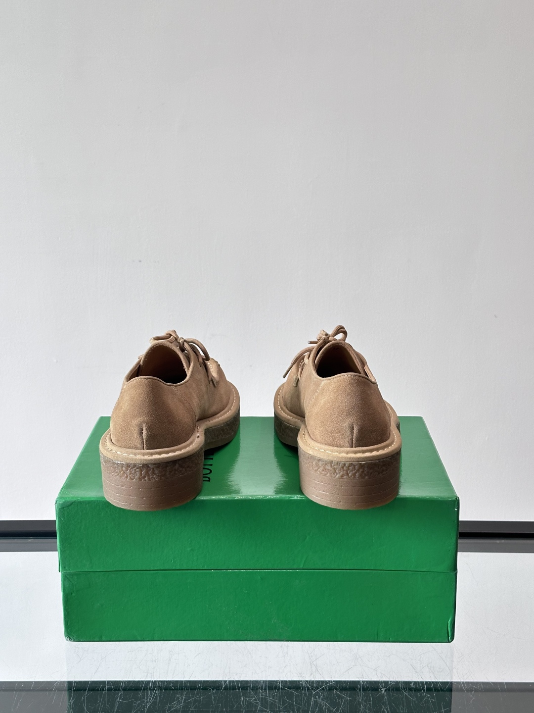 Bottega Veneta 情侣款👫德比鞋🖤采用高品质绒面革，经典编织纹理低调又有质感。橡胶鞋底耐磨防