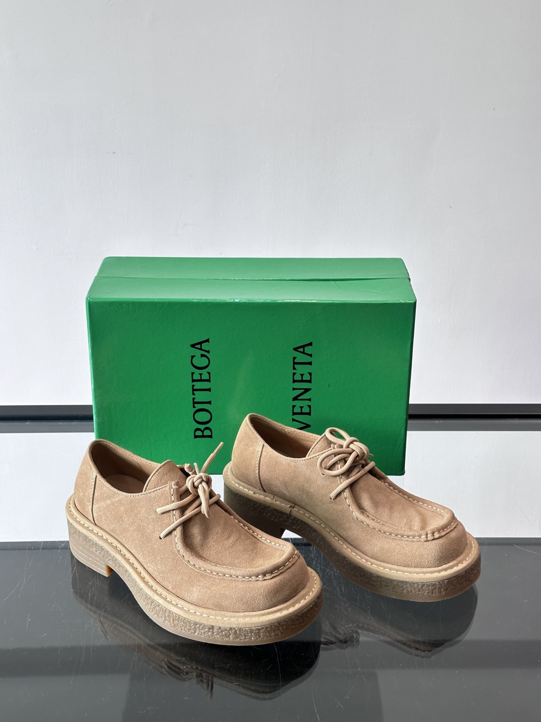 Bottega Veneta 情侣款👫德比鞋🖤采用高品质绒面革，经典编织纹理低调又有质感。橡胶鞋底耐磨防