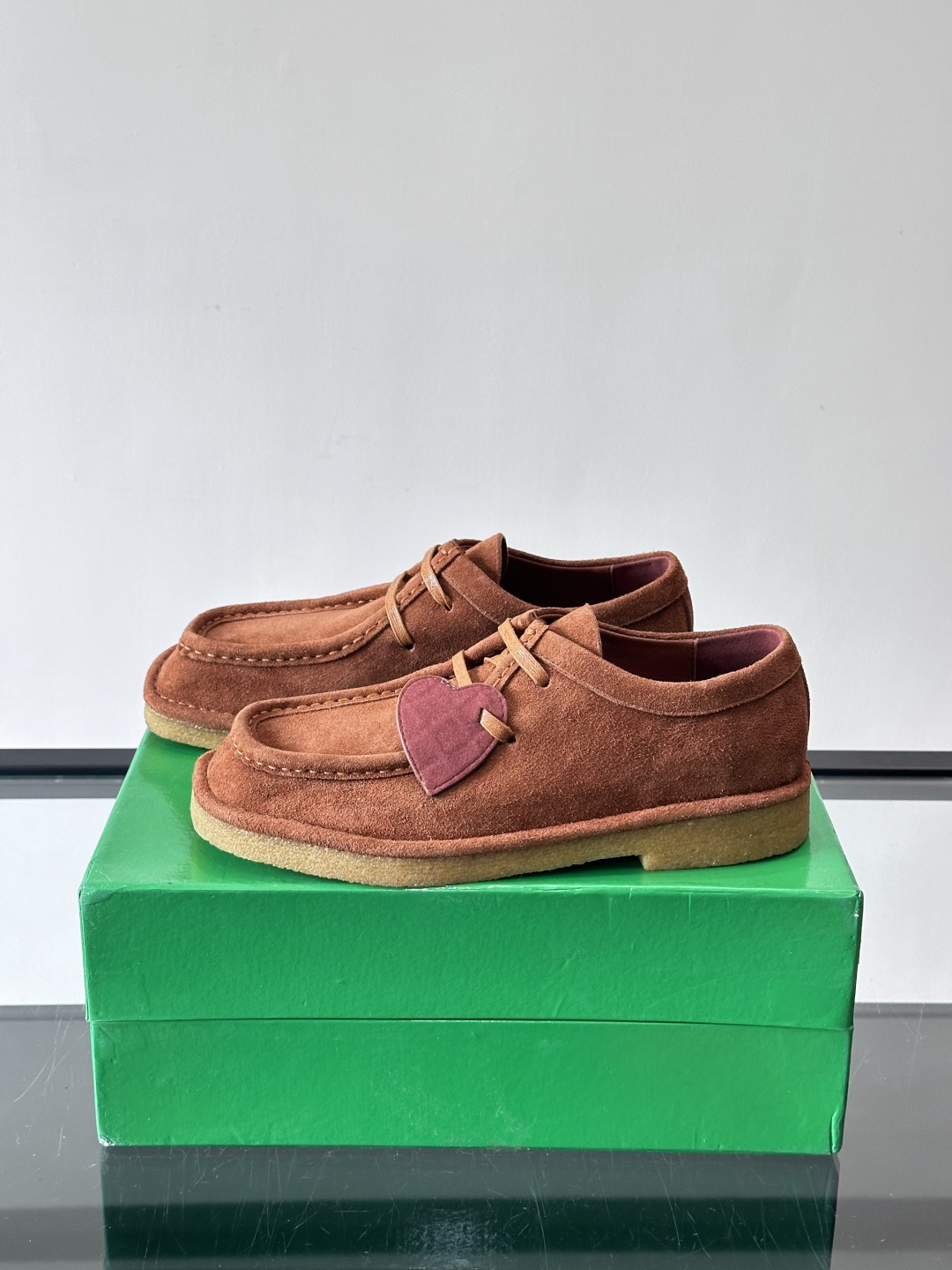 Bottega Veneta 情侣款👫薄底德比鞋🖤采用高品质绒面革，经典编织纹理低调又有质感。橡胶鞋底耐