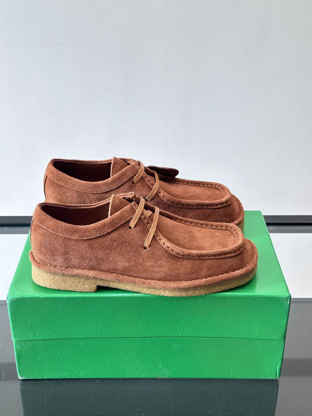 Bottega Veneta 情侣款👫薄底德比鞋🖤采用高品质绒面革，经典编织纹理低调又有质感。橡胶鞋底耐