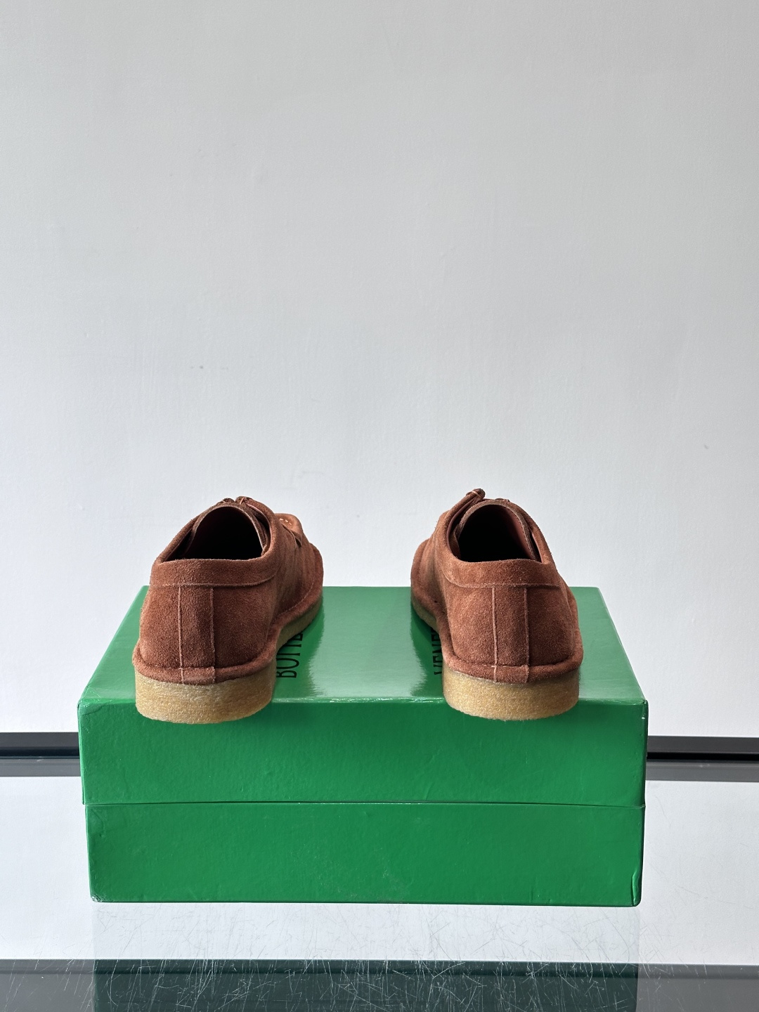 Bottega Veneta 情侣款👫薄底德比鞋🖤采用高品质绒面革，经典编织纹理低调又有质感。橡胶鞋底耐