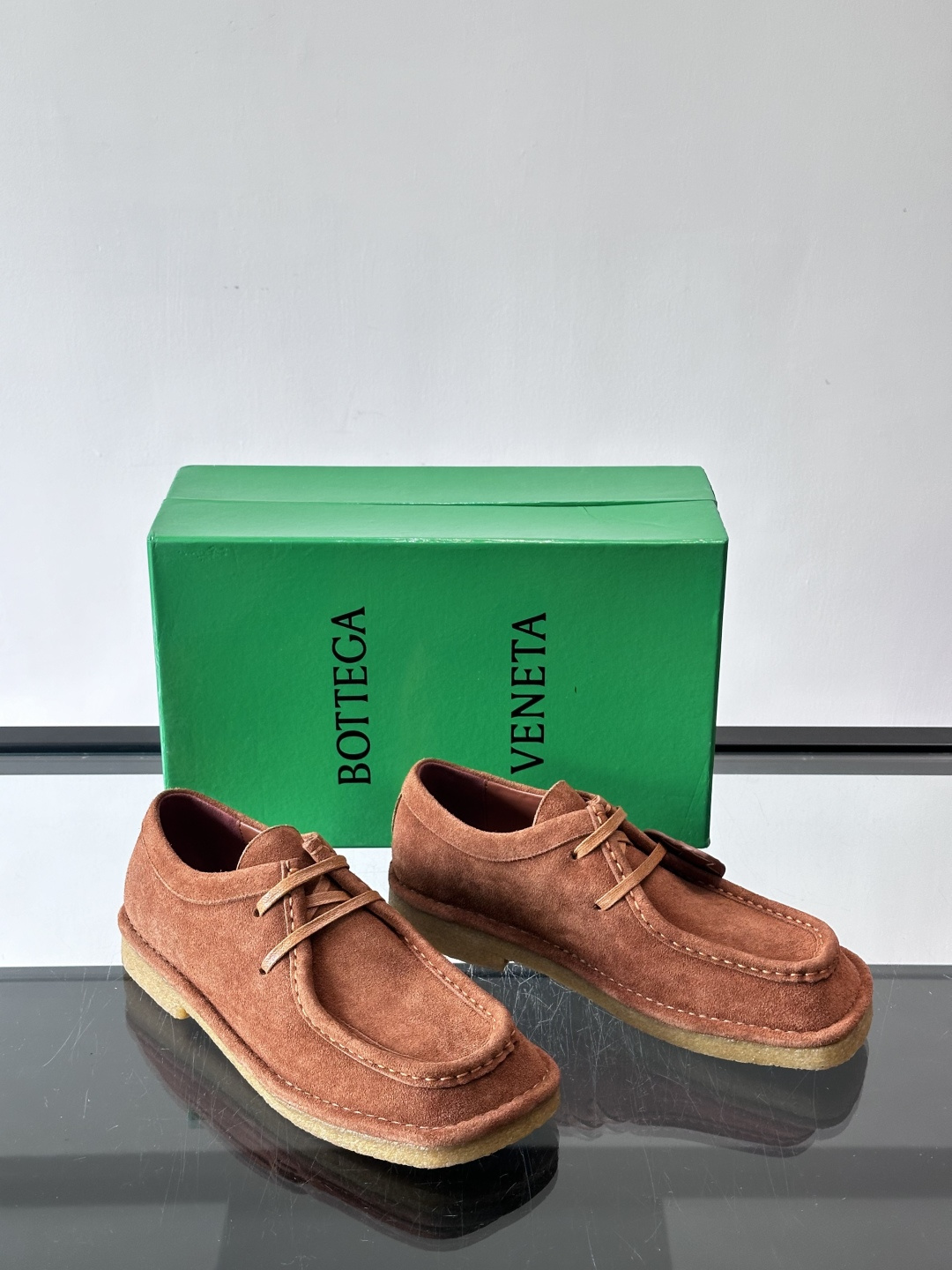 Bottega Veneta 情侣款👫薄底德比鞋🖤采用高品质绒面革，经典编织纹理低调又有质感。橡胶鞋底耐