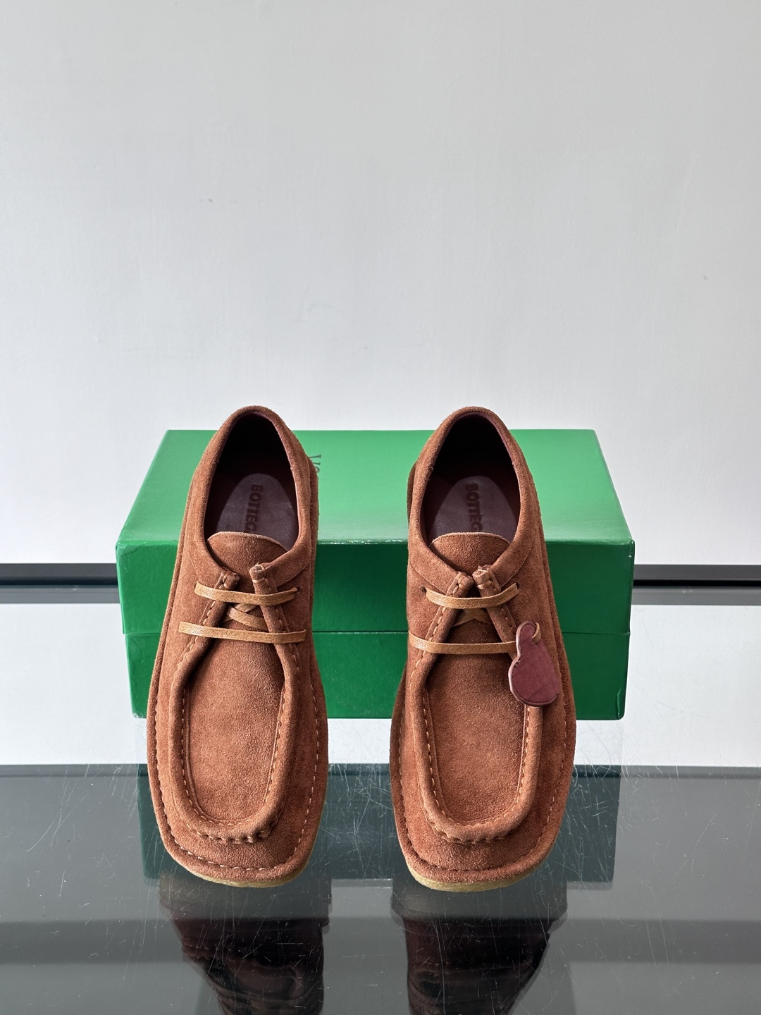 Bottega Veneta 情侣款👫薄底德比鞋🖤采用高品质绒面革，经典编织纹理低调又有质感。橡胶鞋底耐