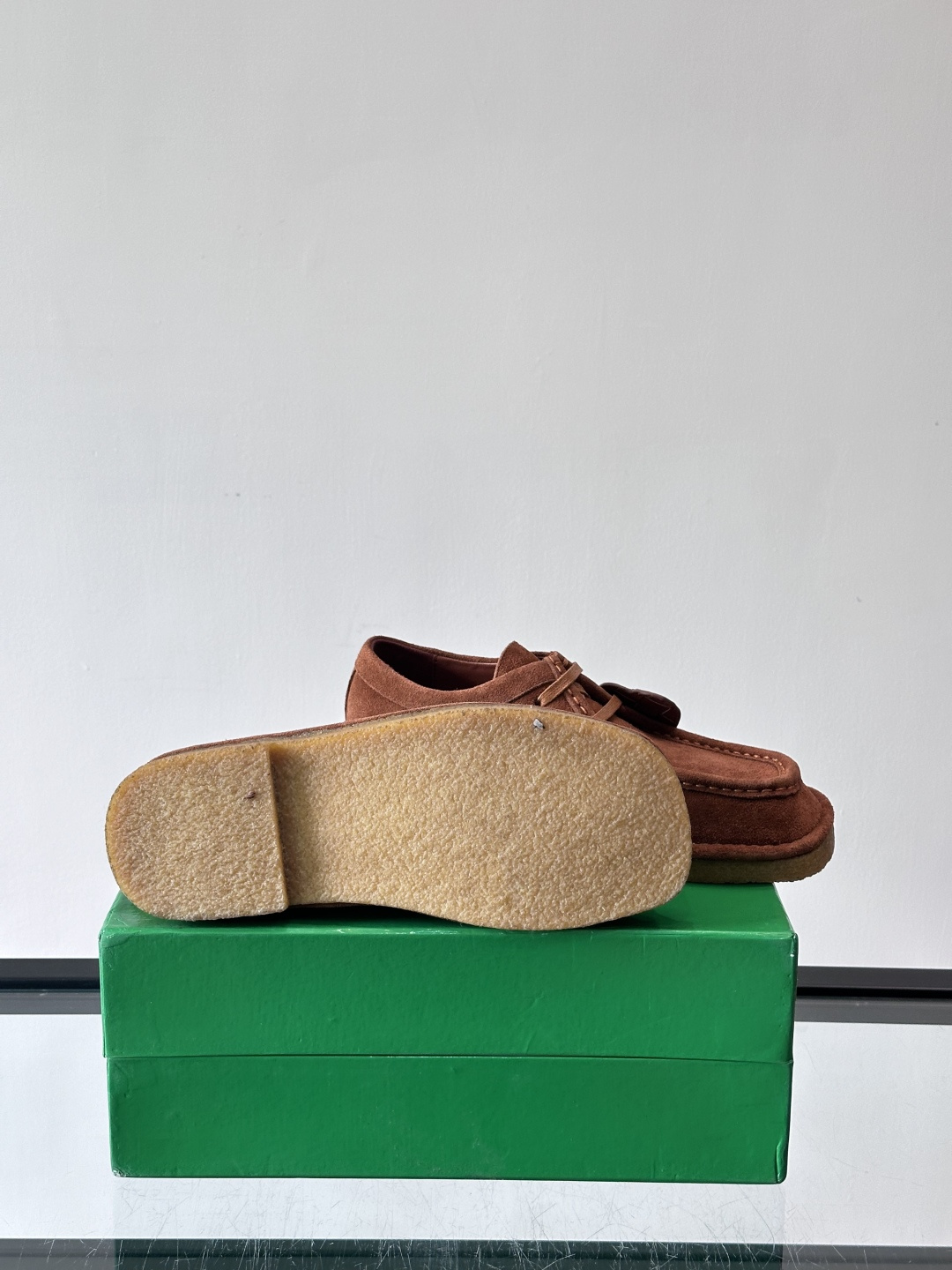 Bottega Veneta 情侣款👫薄底德比鞋🖤采用高品质绒面革，经典编织纹理低调又有质感。橡胶鞋底耐