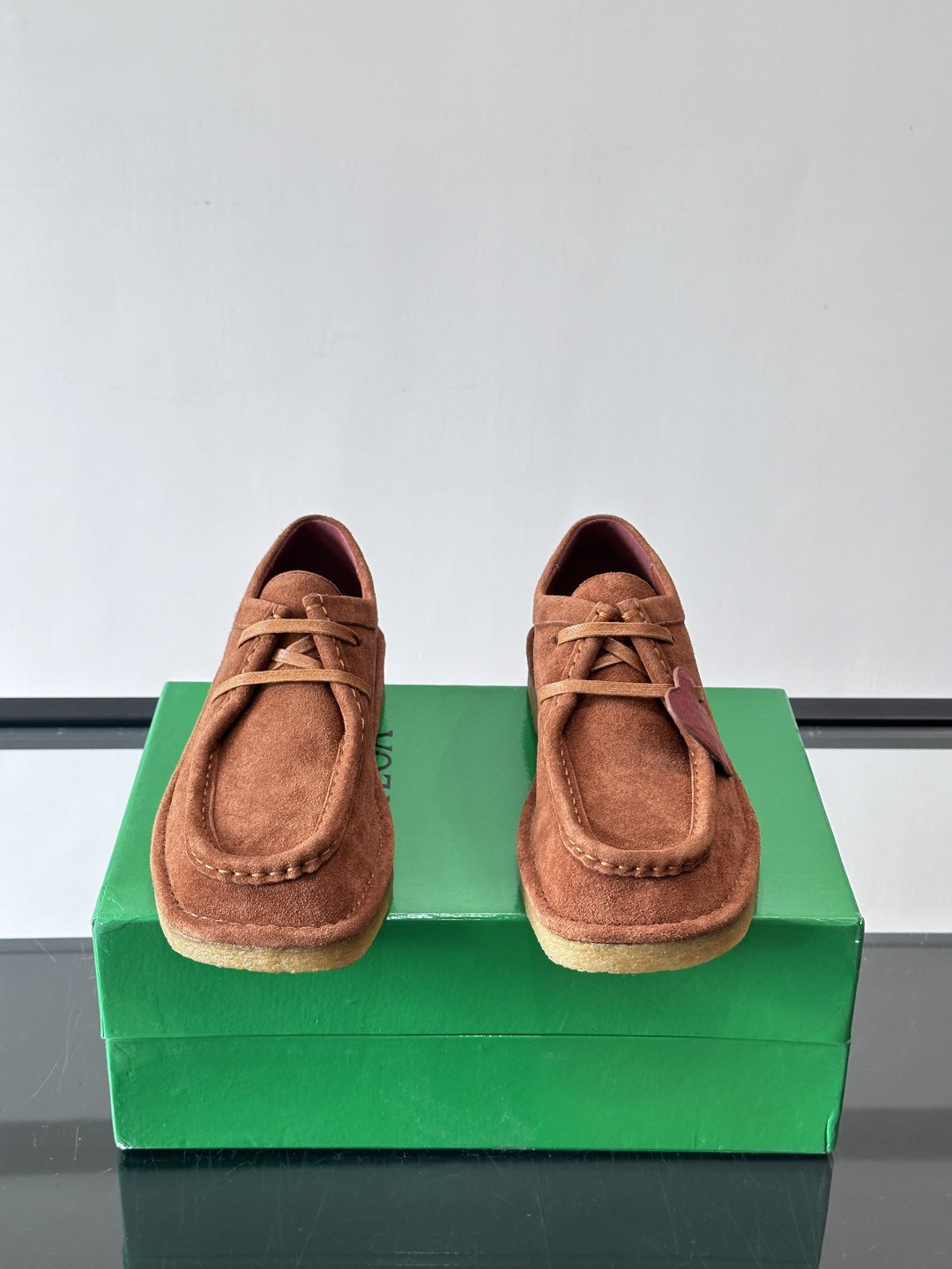 Bottega Veneta 情侣款👫薄底德比鞋🖤采用高品质绒面革，经典编织纹理低调又有质感。橡胶鞋底耐