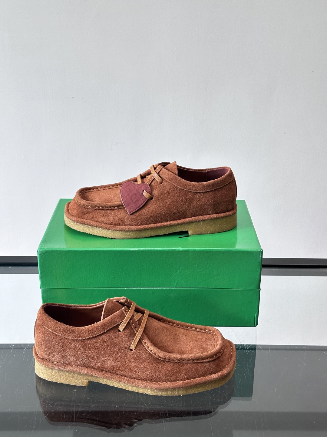 Bottega Veneta 情侣款👫薄底德比鞋🖤采用高品质绒面革，经典编织纹理低调又有质感。橡胶鞋底耐