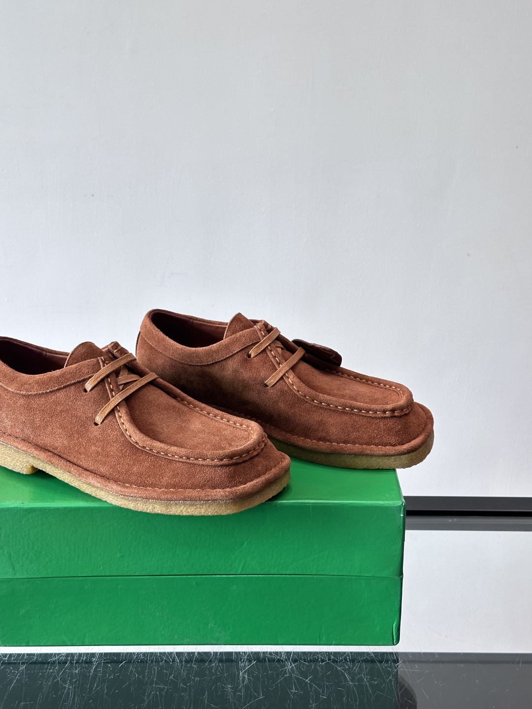 Bottega Veneta 情侣款👫薄底德比鞋🖤采用高品质绒面革，经典编织纹理低调又有质感。橡胶鞋底耐