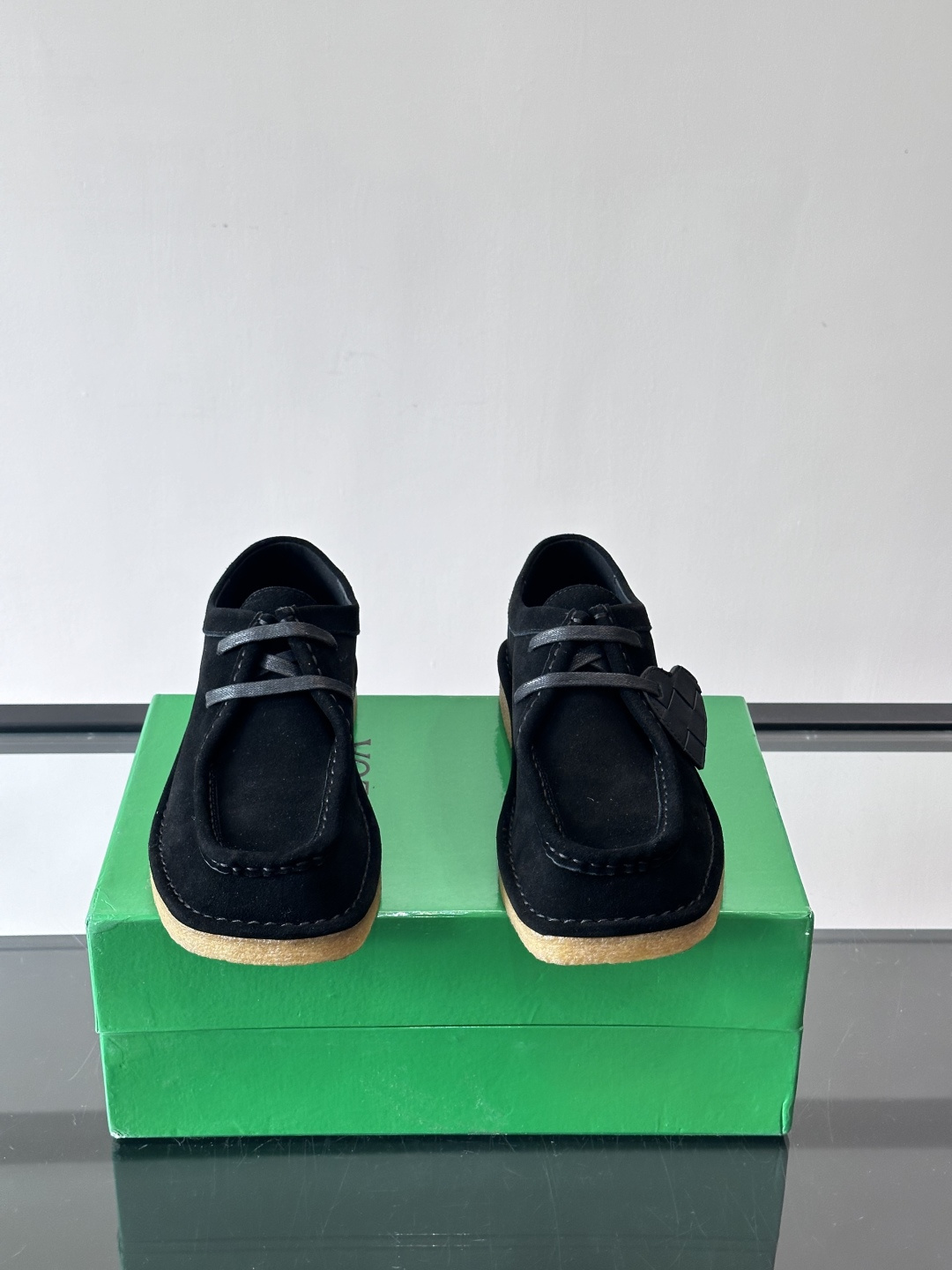 Bottega Veneta 情侣款👫薄底德比鞋🖤采用高品质绒面革，经典编织纹理低调又有质感。橡胶鞋底耐