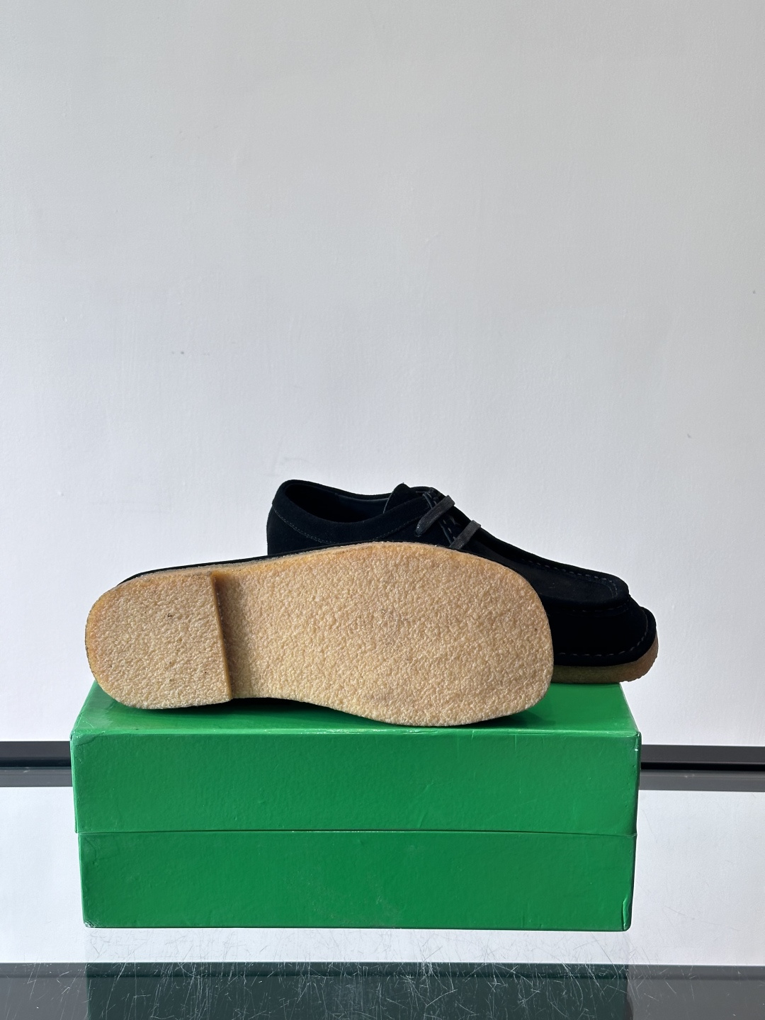 Bottega Veneta 情侣款👫薄底德比鞋🖤采用高品质绒面革，经典编织纹理低调又有质感。橡胶鞋底耐