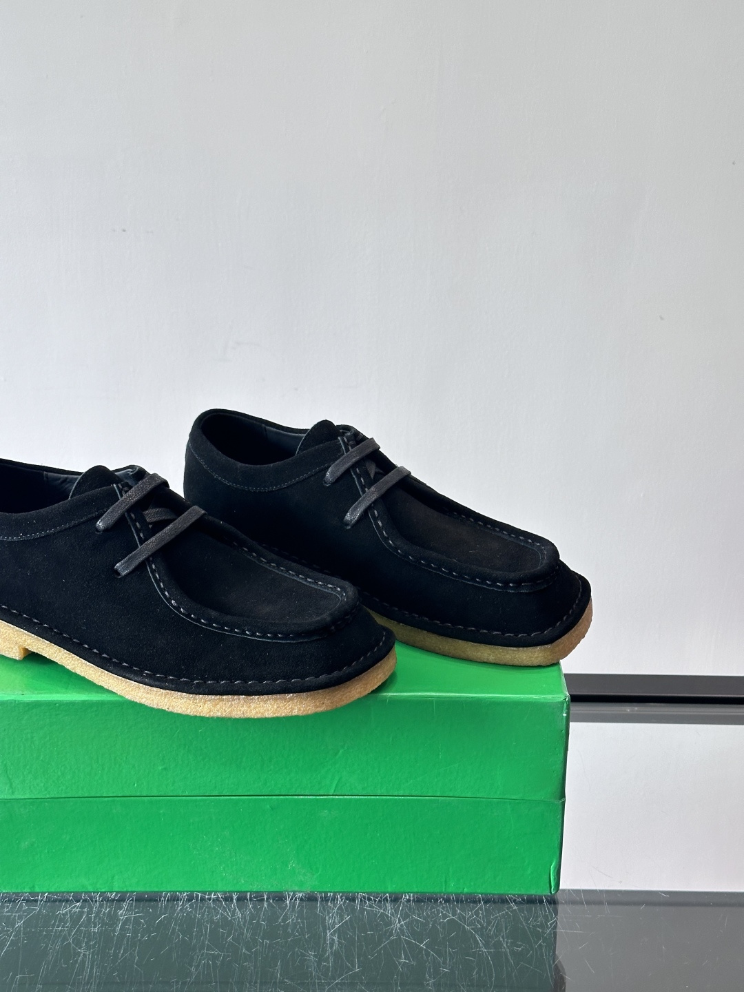 Bottega Veneta 情侣款👫薄底德比鞋🖤采用高品质绒面革，经典编织纹理低调又有质感。橡胶鞋底耐