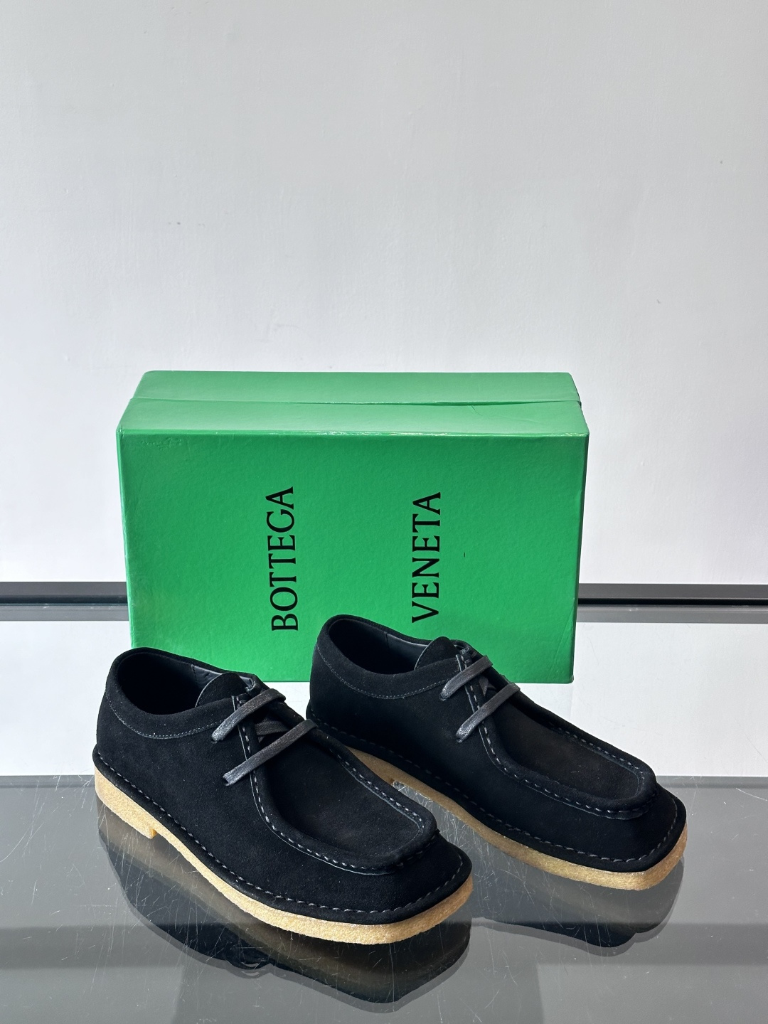 Bottega Veneta 情侣款👫薄底德比鞋🖤采用高品质绒面革，经典编织纹理低调又有质感。橡胶鞋底耐