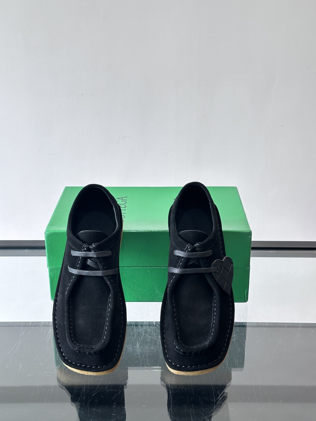 Bottega Veneta 情侣款👫薄底德比鞋🖤采用高品质绒面革，经典编织纹理低调又有质感。橡胶鞋底耐