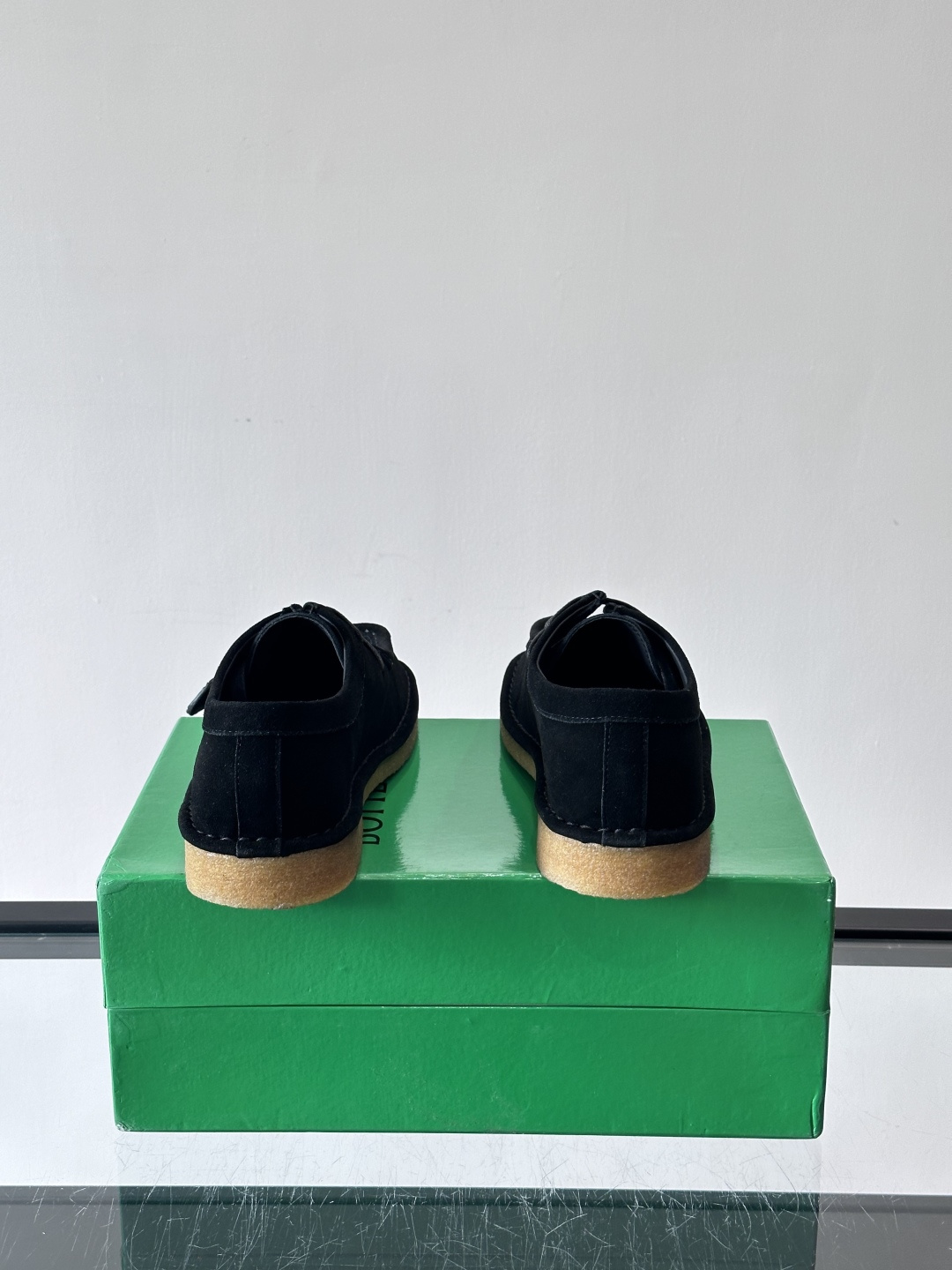 Bottega Veneta 情侣款👫薄底德比鞋🖤采用高品质绒面革，经典编织纹理低调又有质感。橡胶鞋底耐