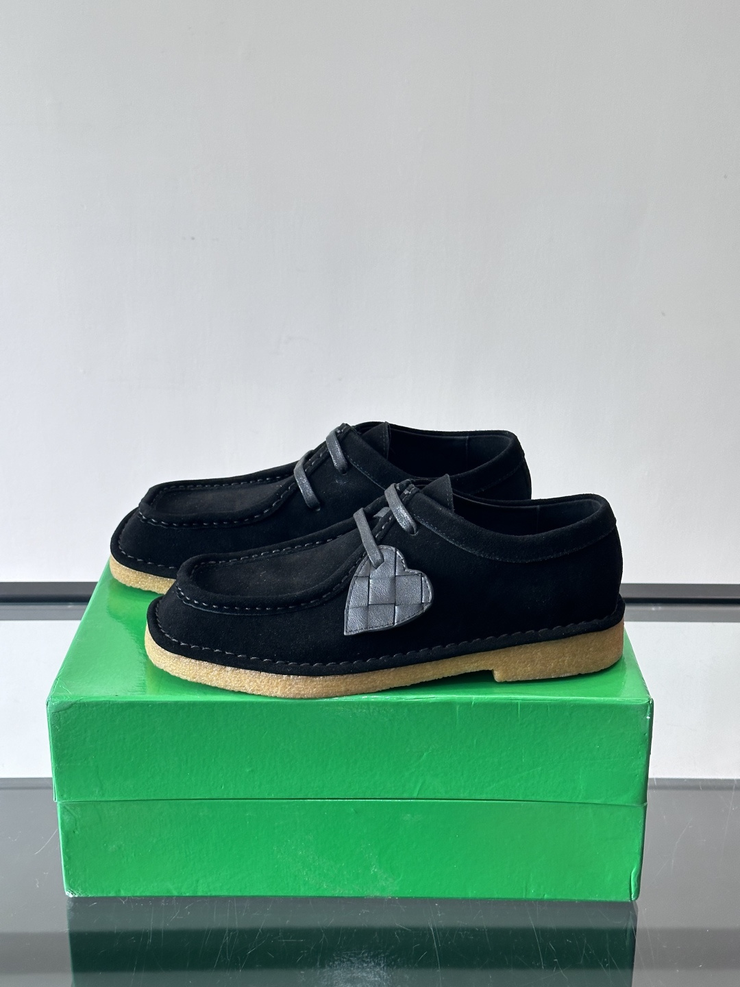 Bottega Veneta 情侣款👫薄底德比鞋🖤采用高品质绒面革，经典编织纹理低调又有质感。橡胶鞋底耐