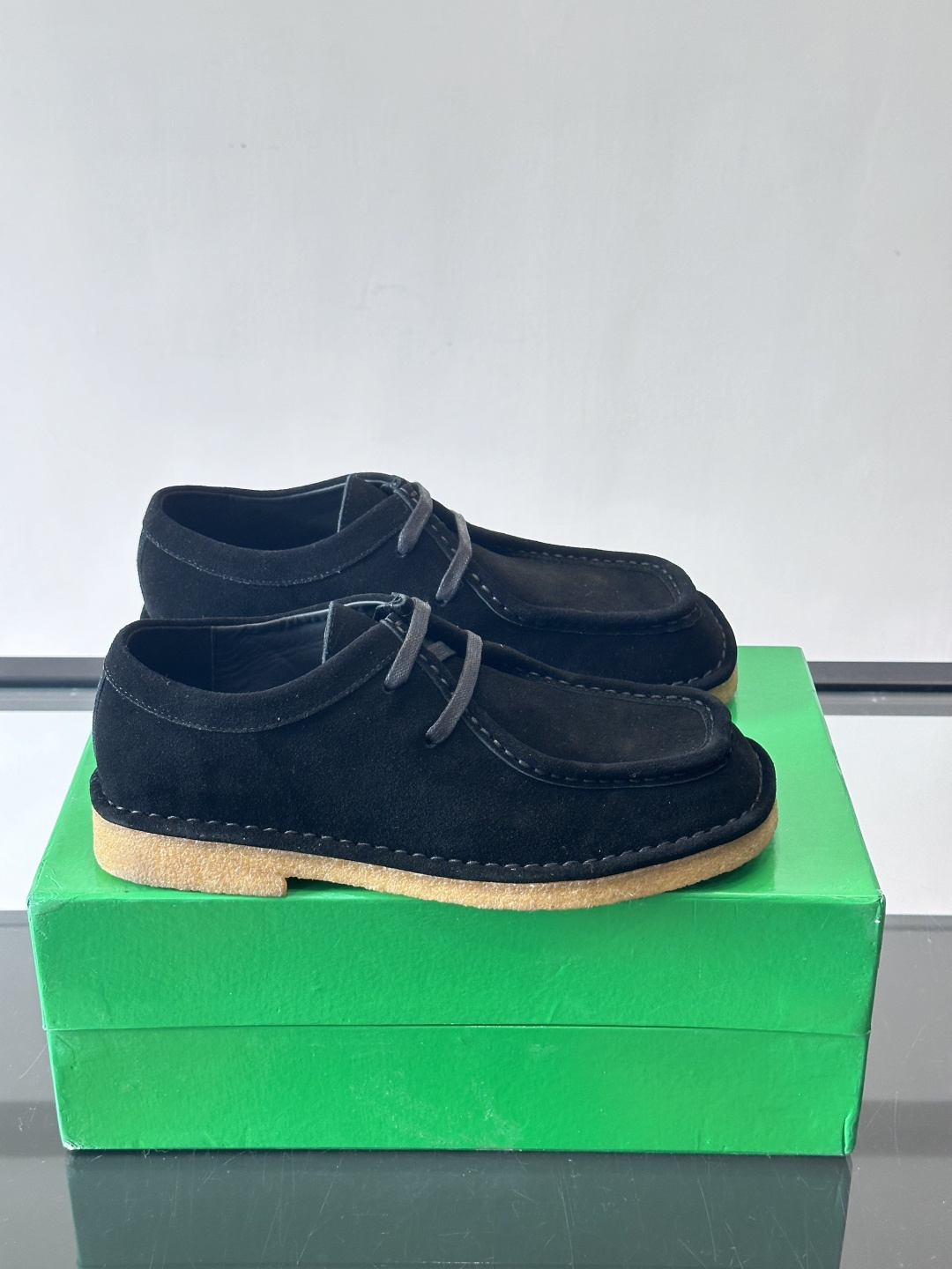 Bottega Veneta 情侣款👫薄底德比鞋🖤采用高品质绒面革，经典编织纹理低调又有质感。橡胶鞋底耐